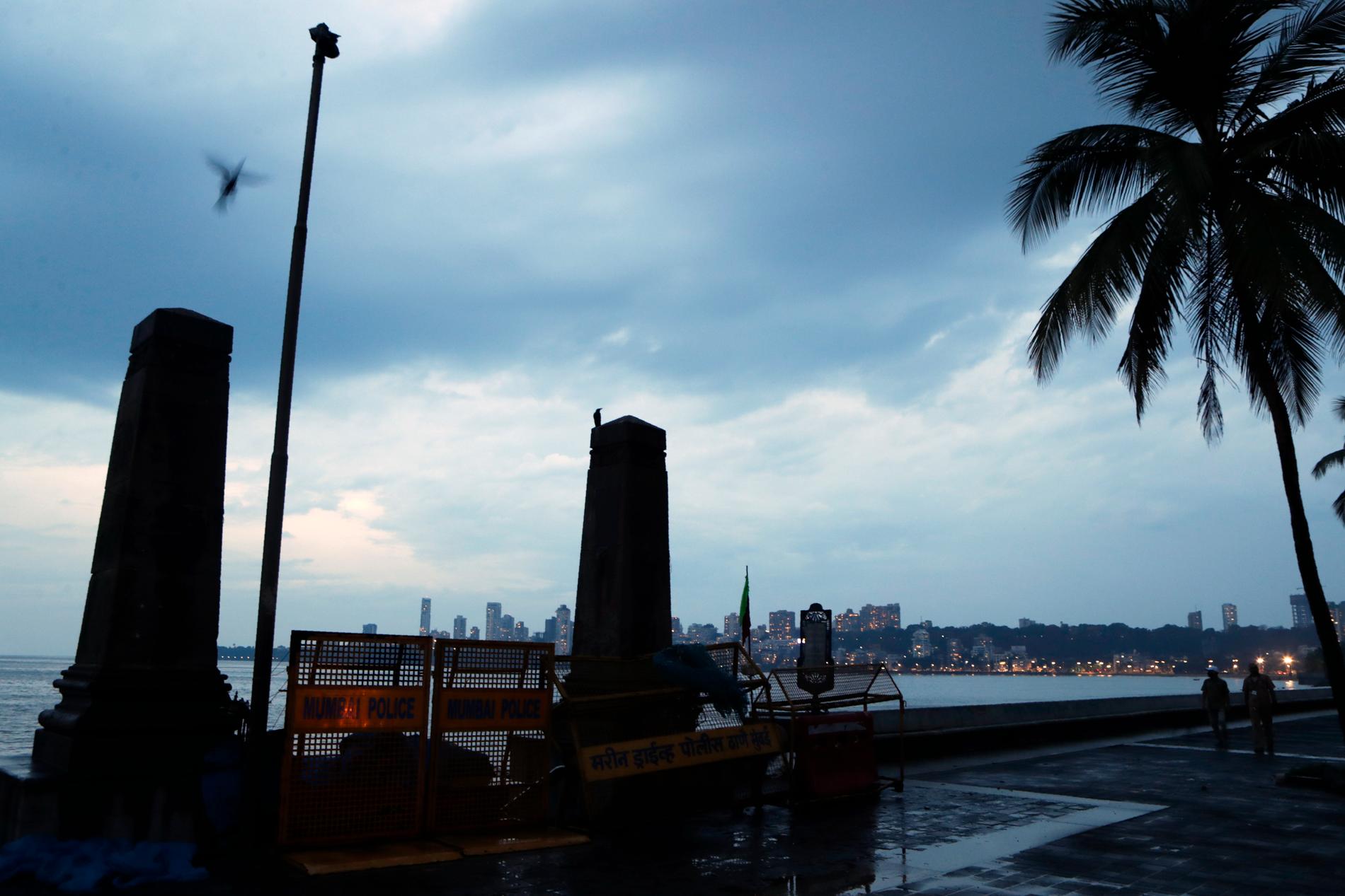 Indiska mångmiljonstaden Bombay förbereder sig för cyklonen Nisarga. Vindarna befaras kunna komma upp i en hastighet på upp emot 125 kilometer i timmen. 