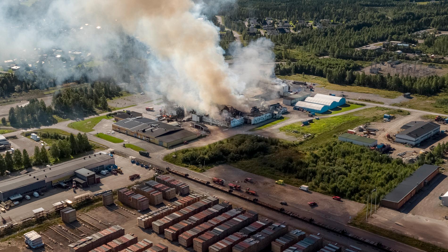 Polarbröds fabrik i Älvsbyn har totalförstörts i en brand. Under torsdagen jobbar räddningstjänsten fortfarande med att släcka den.
