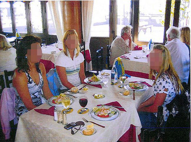Tre assistenter behövde Rullstolsmannen ta med sig på sin resa till Gran Canaria 2007. Trots sitt stora hjälpbehov hade han inga problem att agera som resefotograf