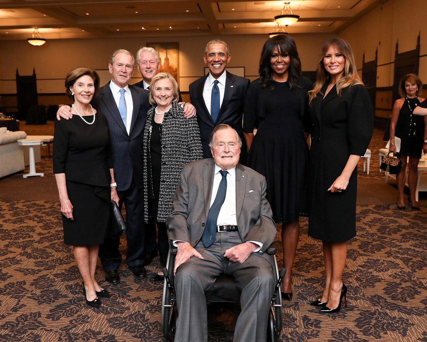 Laura Bush, George W Bush, Bill Clinton, Hillary Clinton, Barack Obama, Michelle Obama, Melania Trump och George H.W. Bush.
