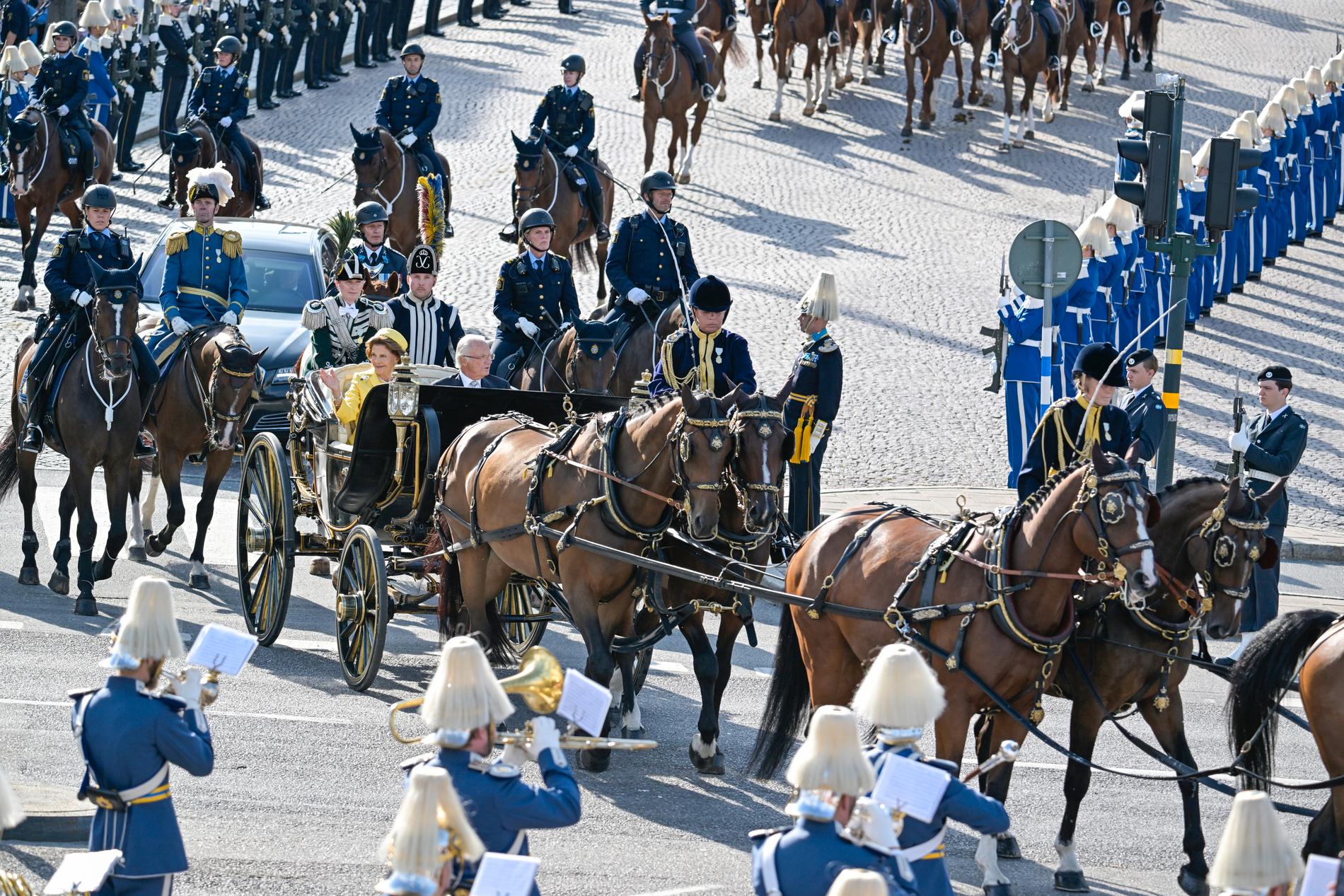 Drottningen och kungen åkte häst och vagn genom centrala delar av Stockholm. 