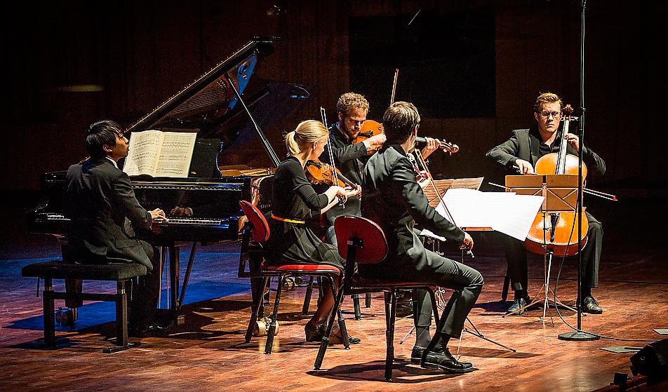 Solisten David Huang, piano, spelar Brahms på Berwaldhallen. Foto: Micke Grönberg/Sveriges Radio