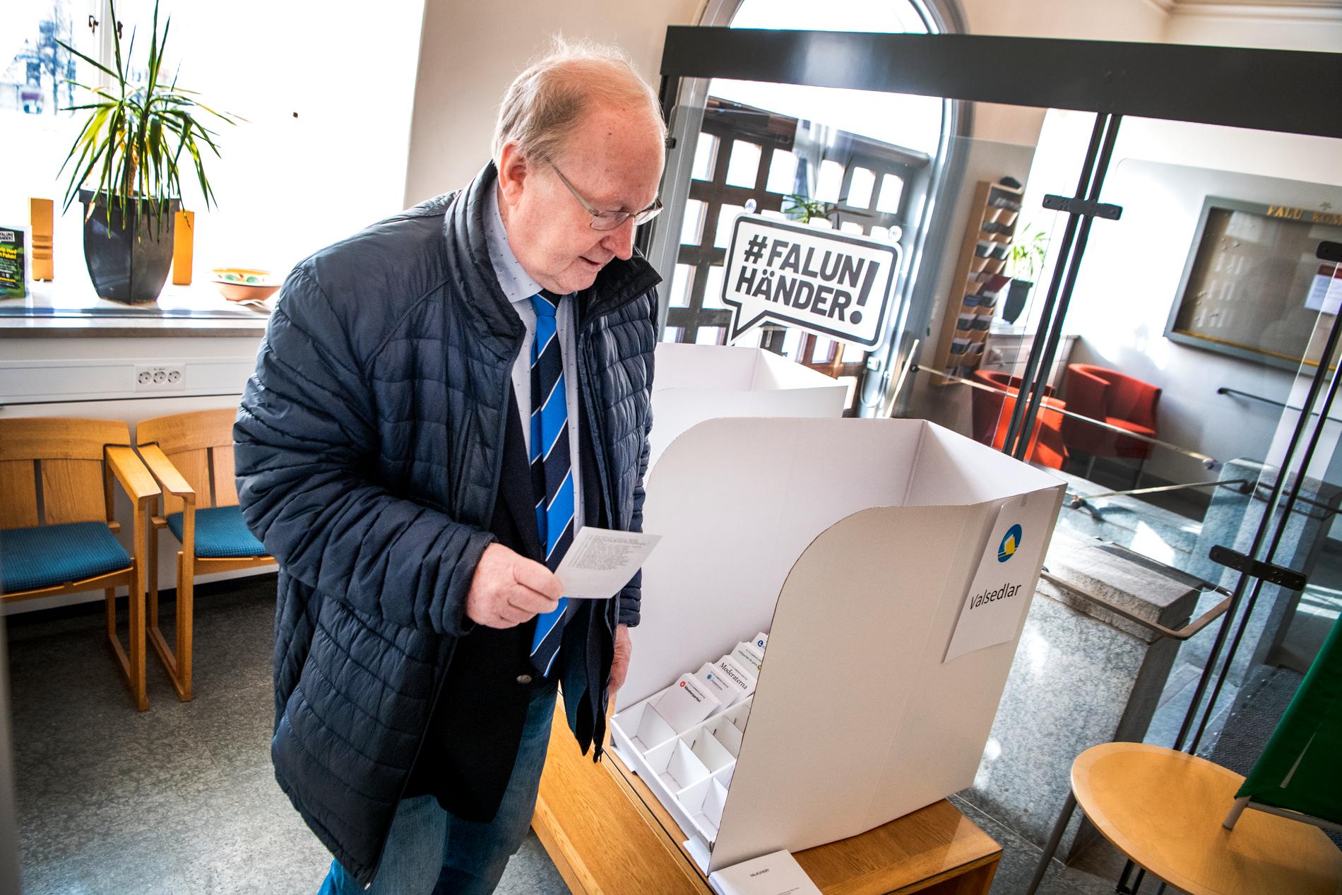 Håkan Hammar, valnämndens ordförande, röstade i rådhuset under omvalet i Falun.