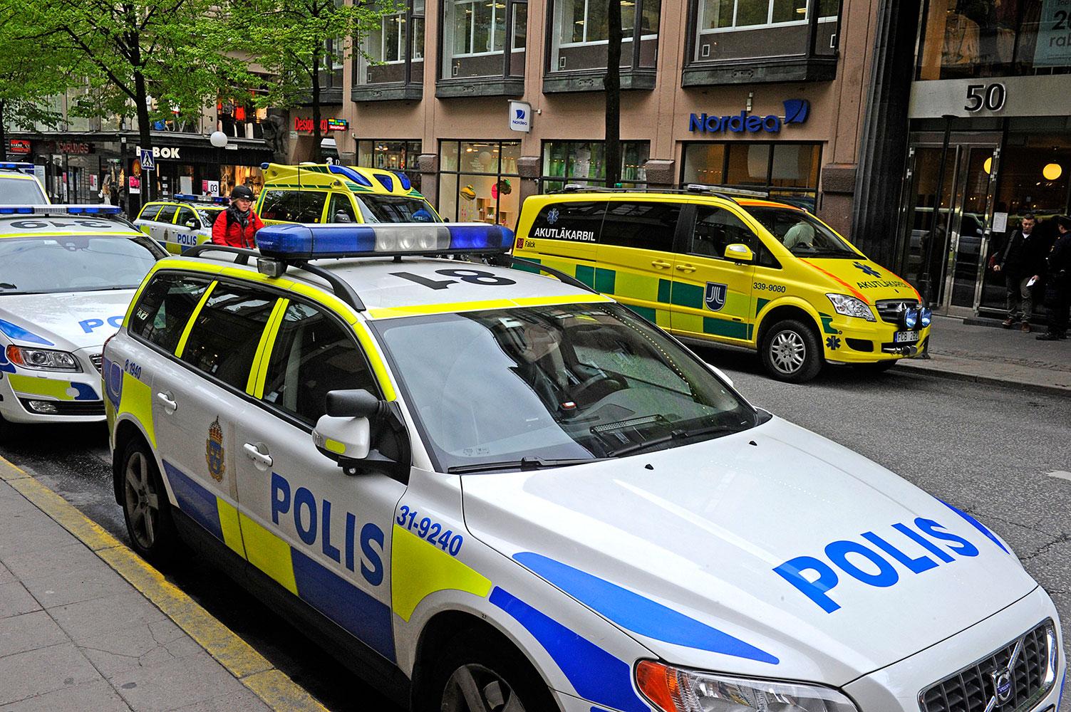 En man hittades död i en fastighet vid Kungsgatan i centrala Stockholm.