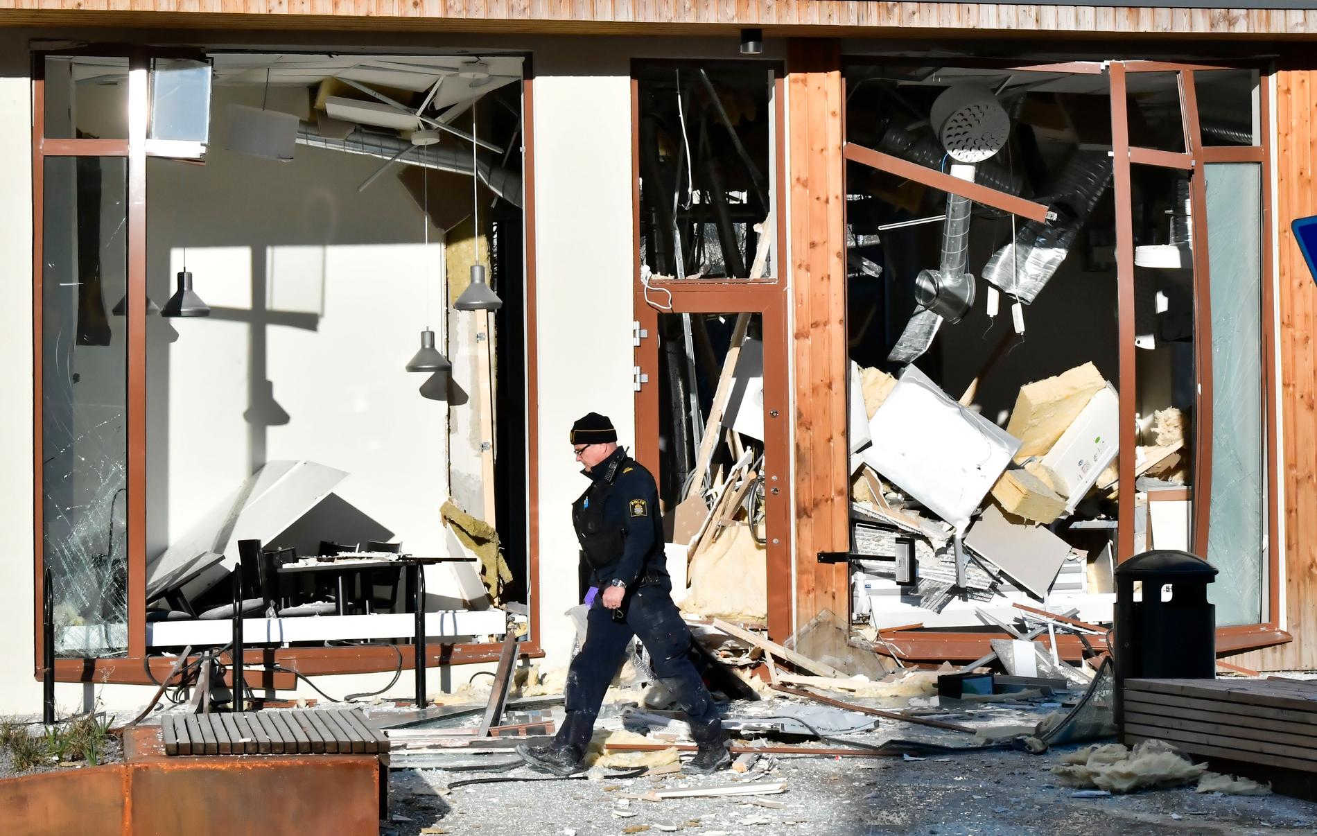 En explosion inträffade ett flerfamiljshus i södra Stockholm under natten mot söndagen.