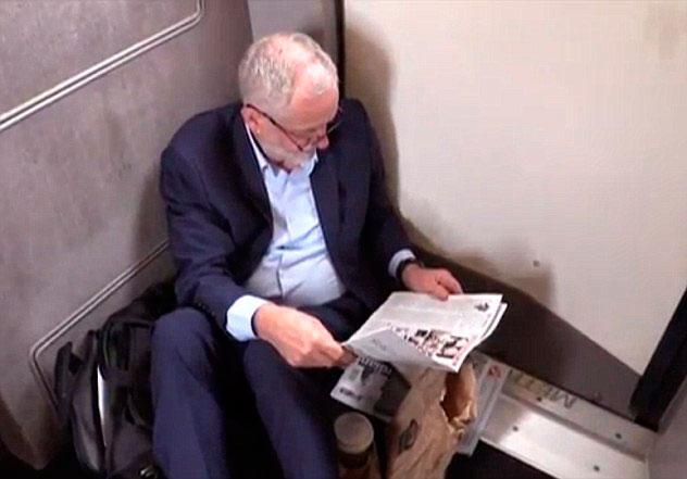 ”Det här är ett problem som många resenärer möter varje dag, pendlare och de som reser långt. I dag är det här tåget helt smockfullt”, säger Corbyn i ett videoklipp.