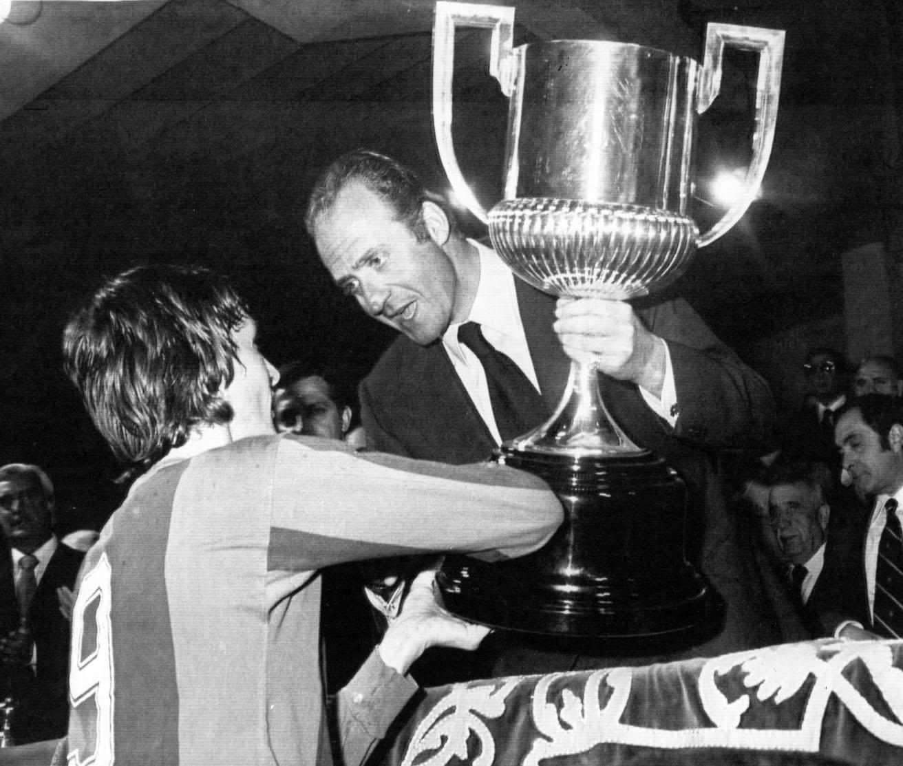 Tar emot pokalen i Spanska cupen 1978.