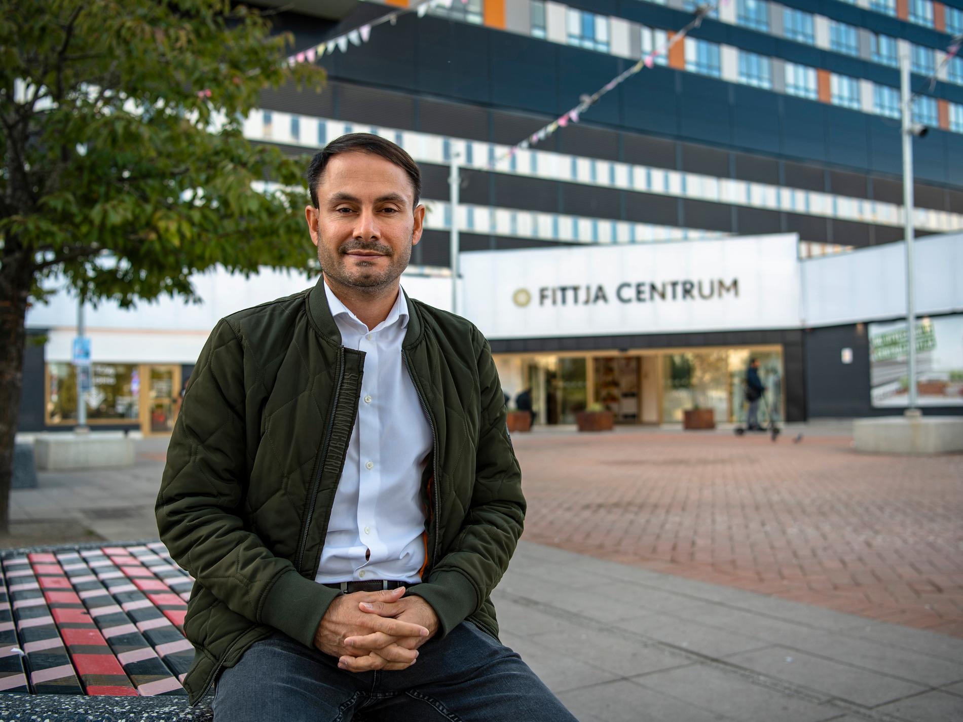 Nyans partiledare Mikail Yüksel har nyligen skrivit sig i Botkyrka kommun.