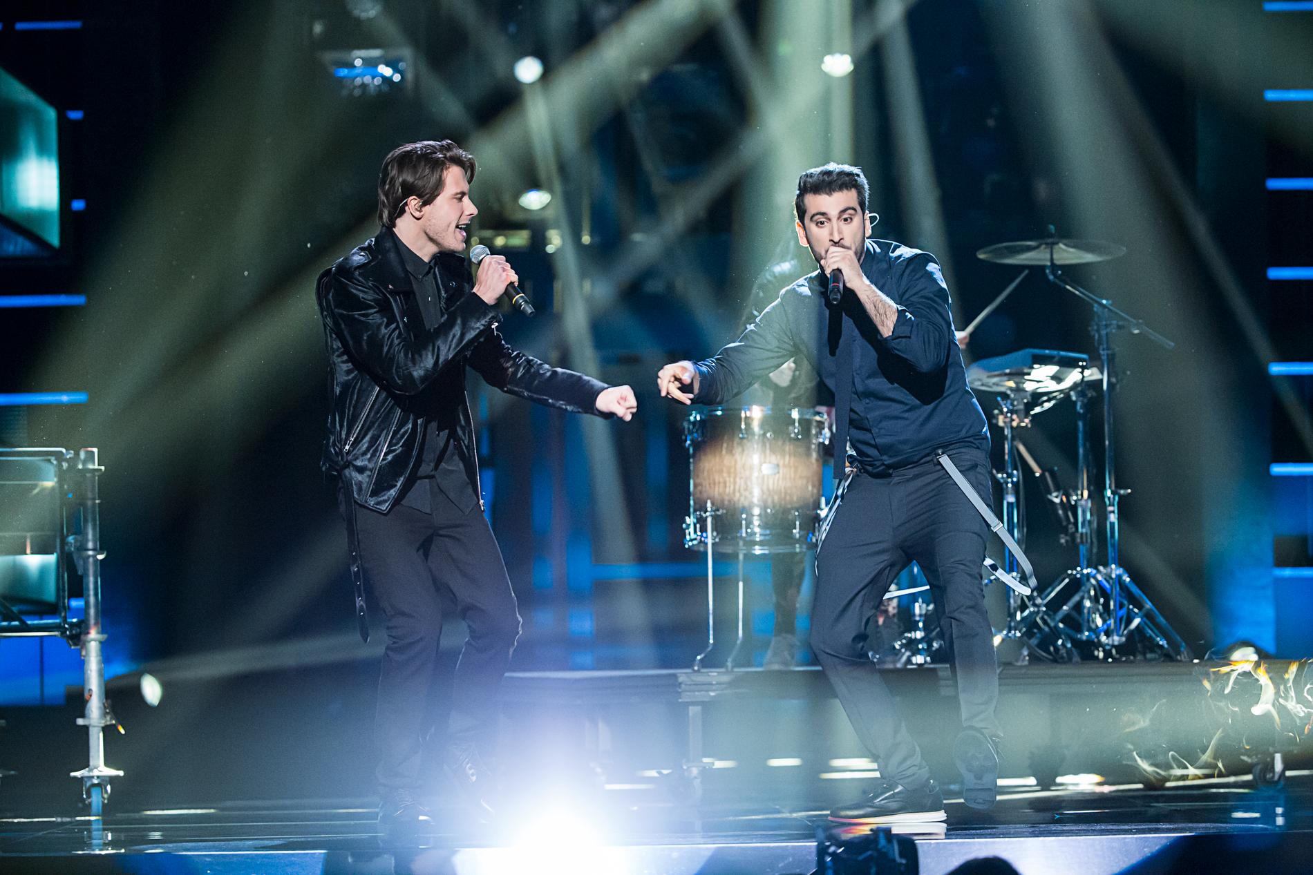 Victor Crone på Melodifestivalens scen 2015 tillsammans med duettpartnern Behrang Miri