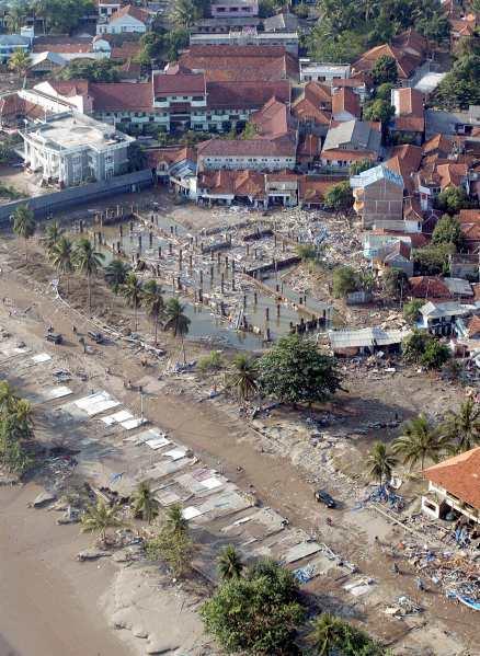 Ett flygfoto över stranden i Pangadaran som visar den förödelse som tsunamin gav.