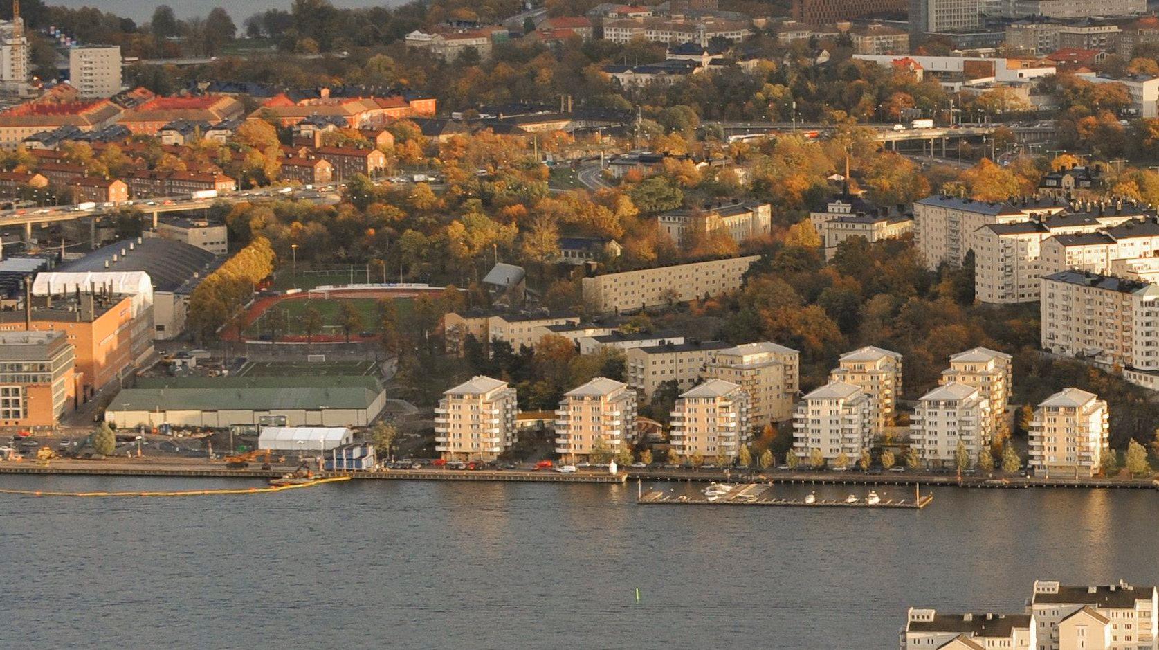 I en av industrifastigheterna till vänster upptäcktes etanolläckan. Byggnaden ligger längst västerut på Kungsholmen. Arkivbild.
