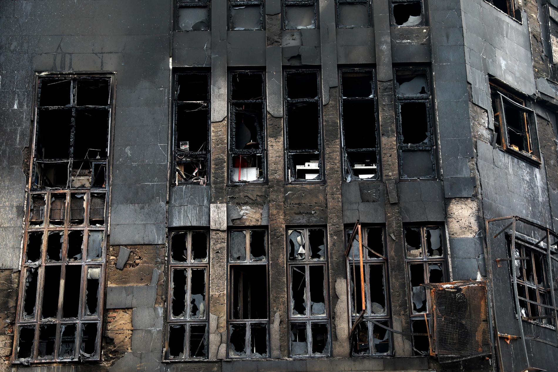En förstörd byggnad som satts i brand under protesterna i Iran. Arkivbild.