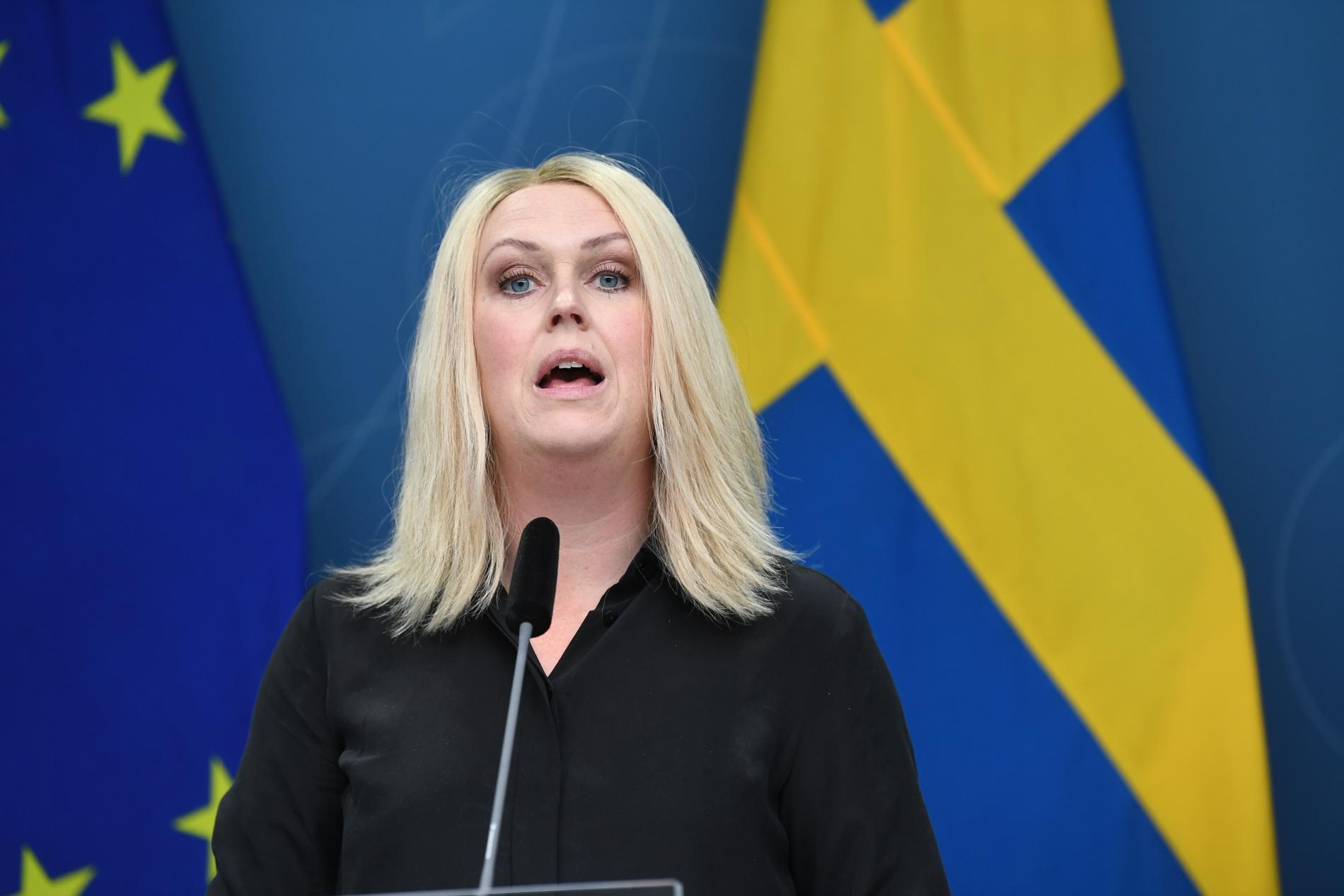 Socialminister Lena Hallengren säger att regeringen just nu ser över frågan om covidbevis. Arkivbild.