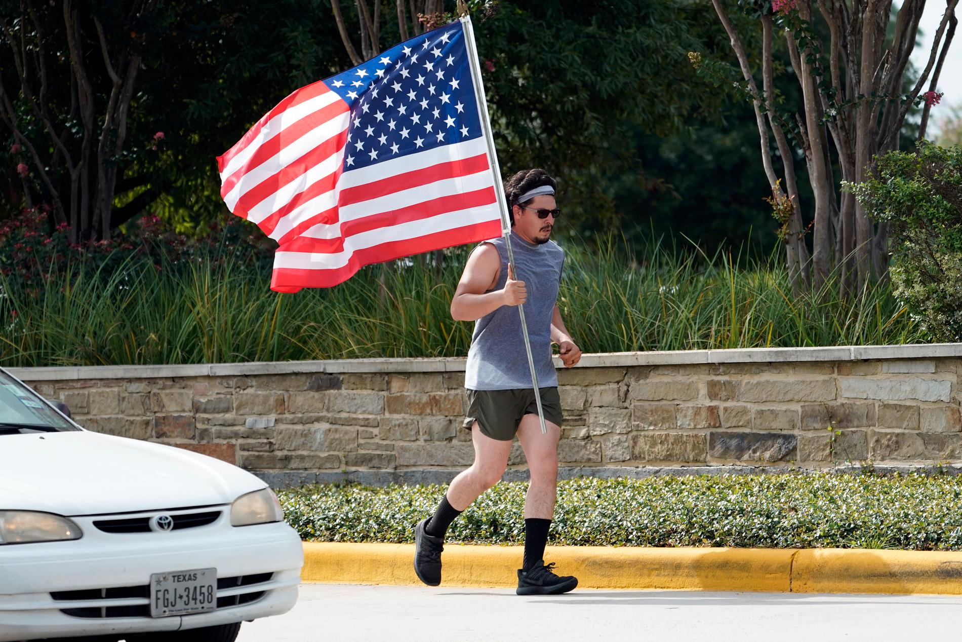En man tränar vid sidan av en väg i Houston i Texas på USA:s nationaldag.