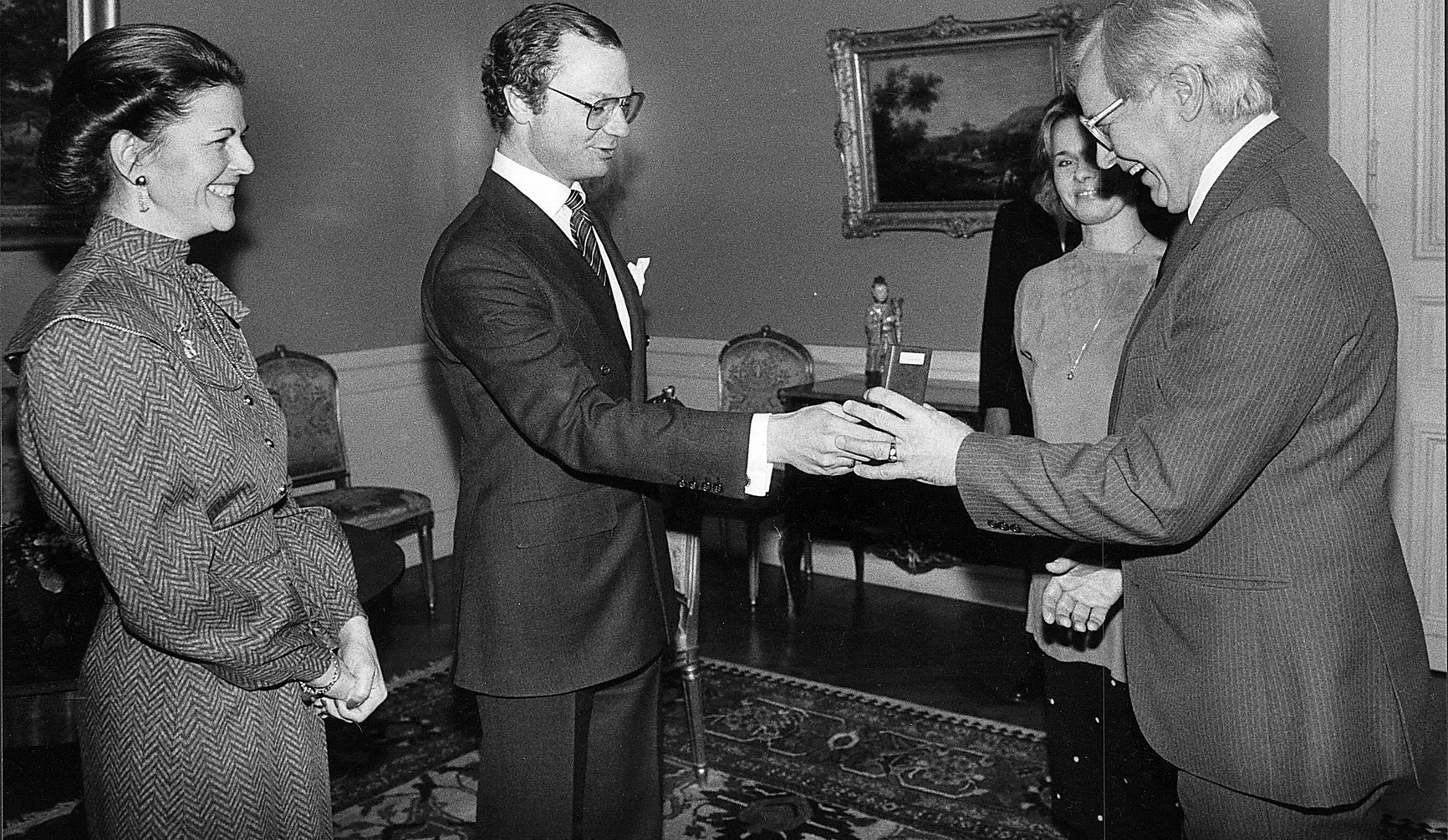 Lika glad som Jan Malmsjö blev när han mottog en medalj ur kungens hand 1986 kan i framtiden de svenskar bli som föräras Vasa- eller Svärdsorden om förslaget om att återinföra dem går igenom.