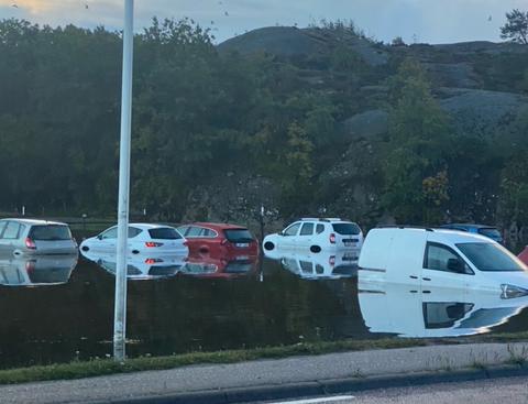 Hundratals bilar står i vatten på campingplatser i Bohuslän. 