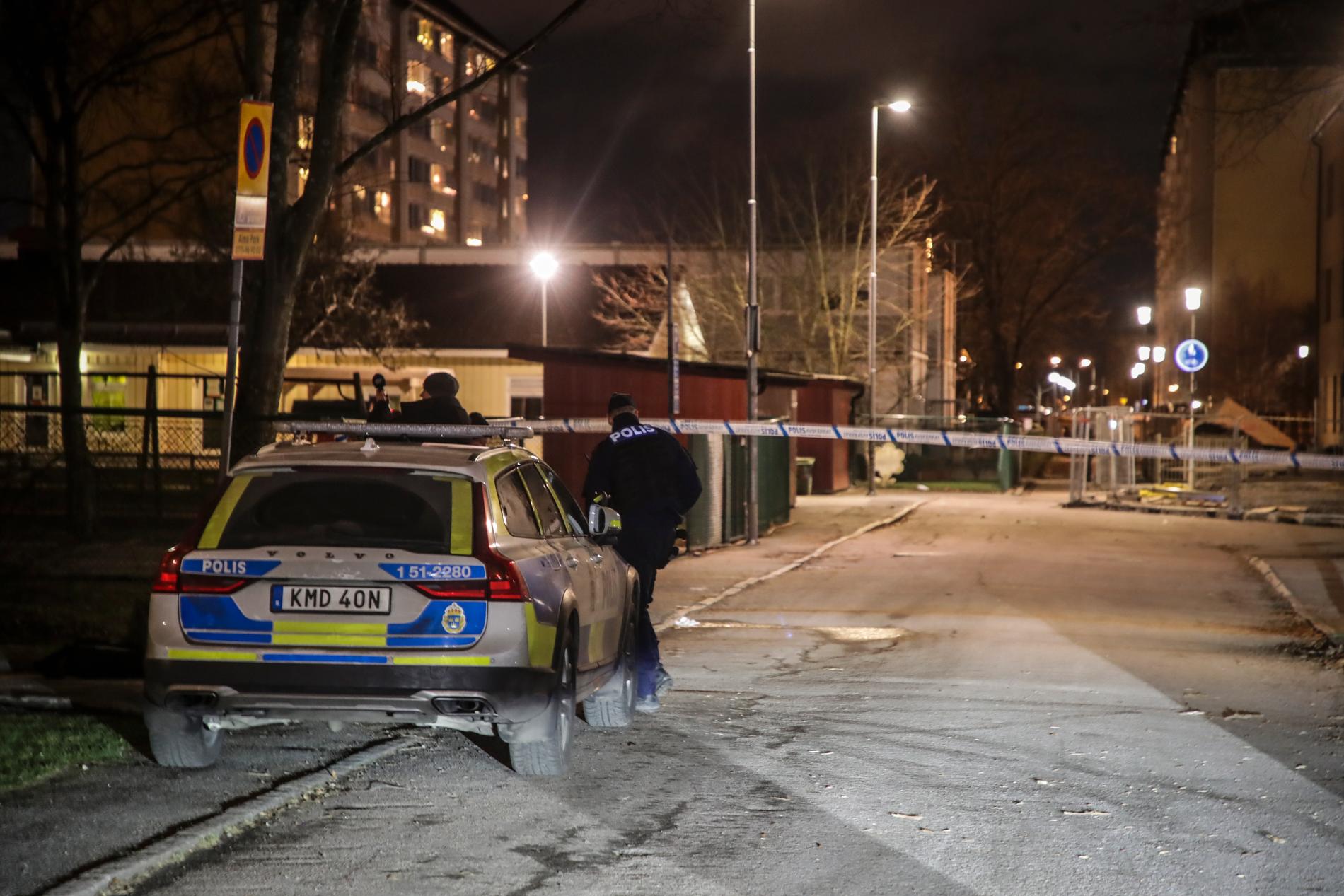 Polis på plats i Högsbo i Göteborg där en man skadades i en skottlossning på tisdagseftermiddagen. Skottlossningen inträffade på öppen gata. 