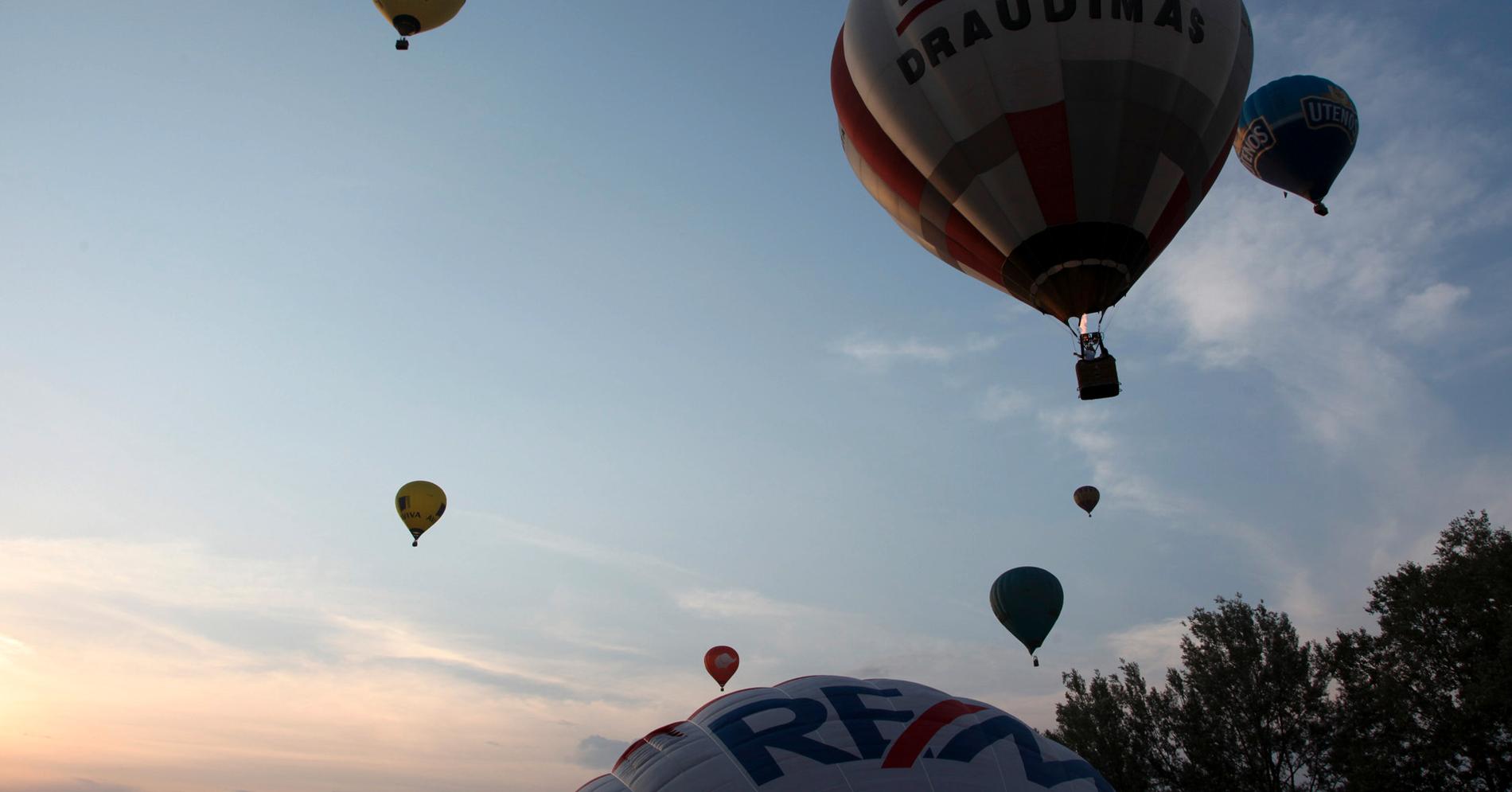 Luftballonger – överallt. Populär sysselsättning i Vilnius: att spana på stan uppifrån.