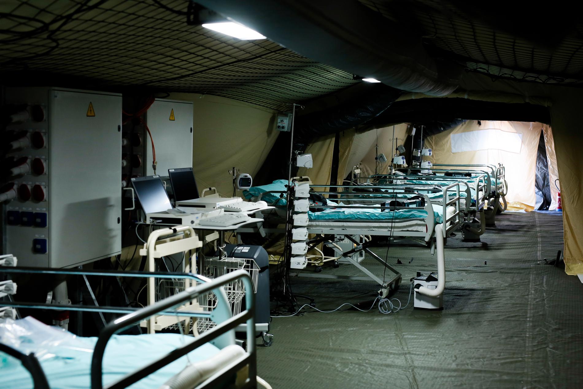 Ett militärt fältsjukhus står redo i Mulhouse i östra Frankrike, om fler vårdplatser krävs i viruspandemin.