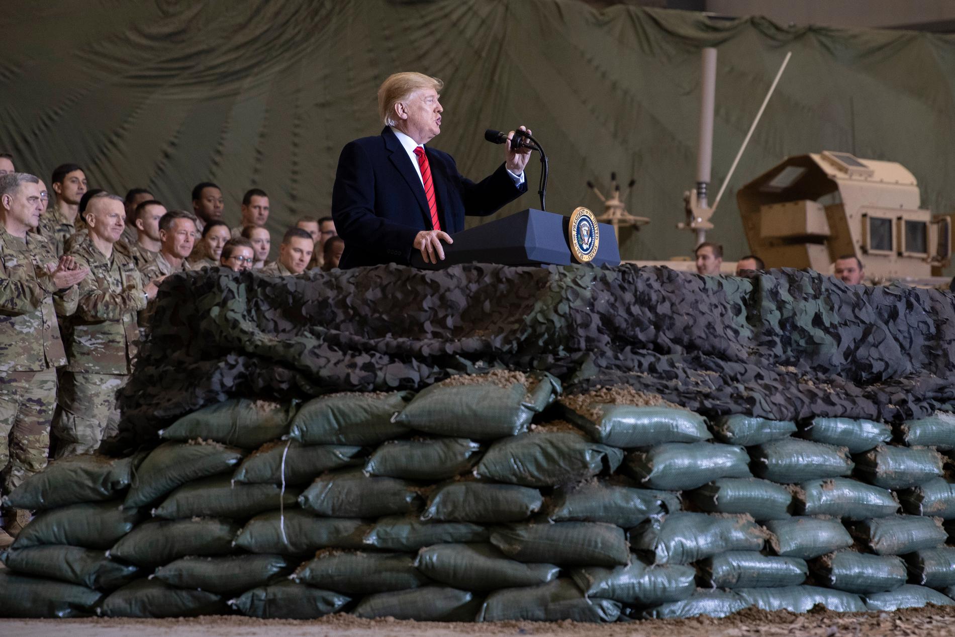 USA:s president Donald Trump talar inför amerikanska soldater vid flygbasen Bagram utanför Kabul dit han överraskande anlände i torsdags.