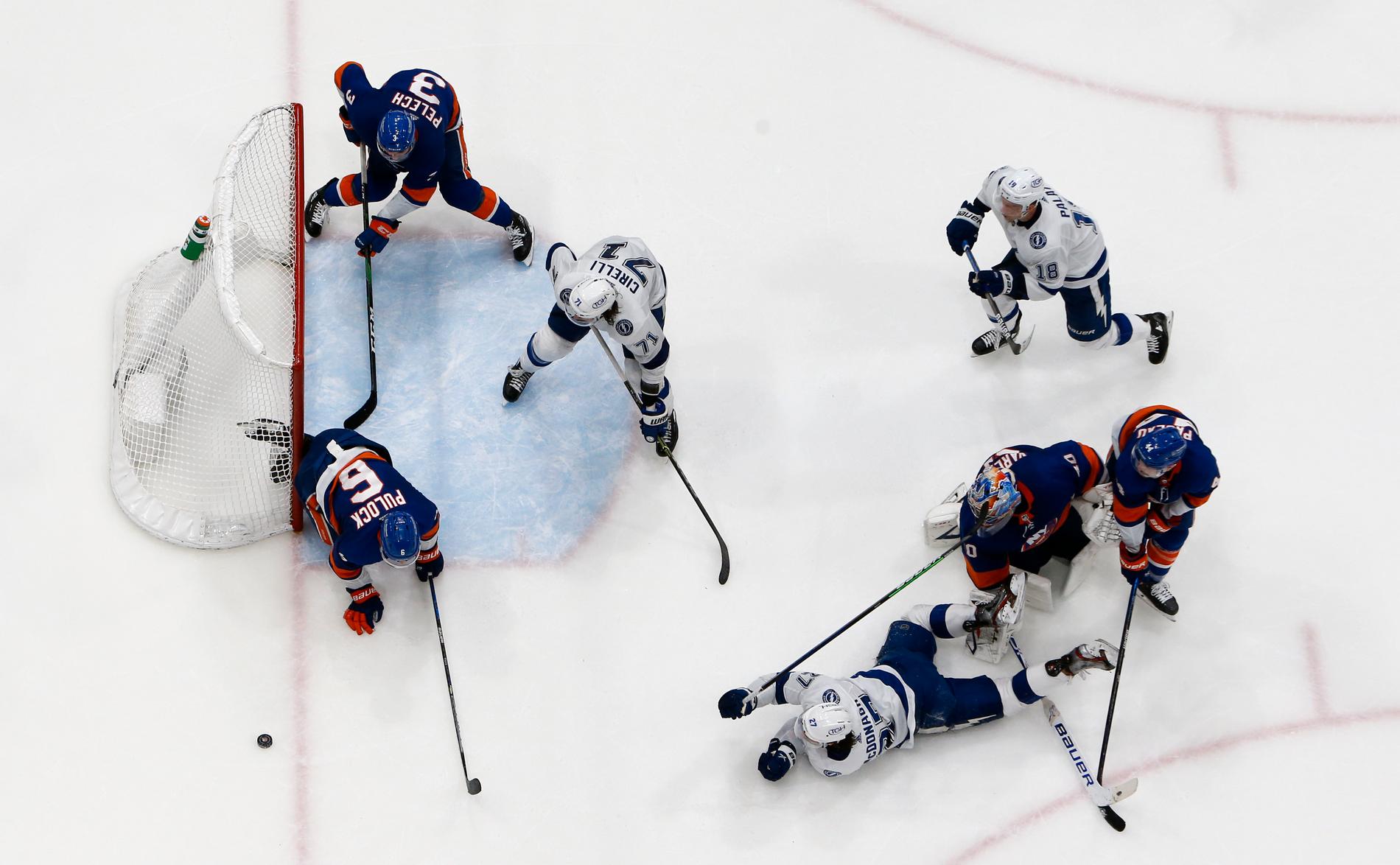 New York Islanders försvarare Ryan Pulock (6) blockerade ett skott från Tampa i slutsekunderna, efter att målvakten Semjon Varlamov råkat lämna målburen fri.