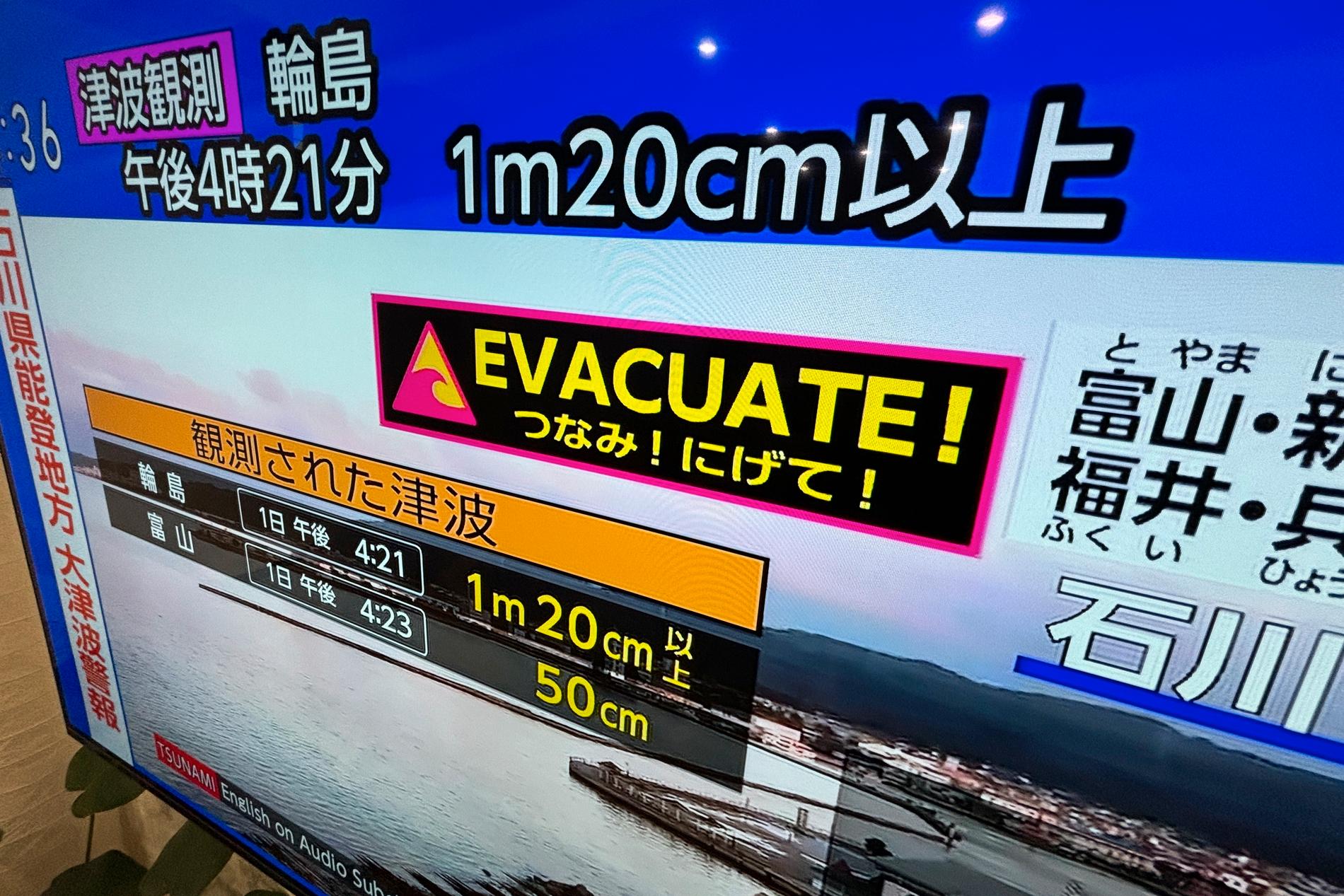 En tsunamivarning utfärdades i Japan och människor uppmanades att evakuera kusten.