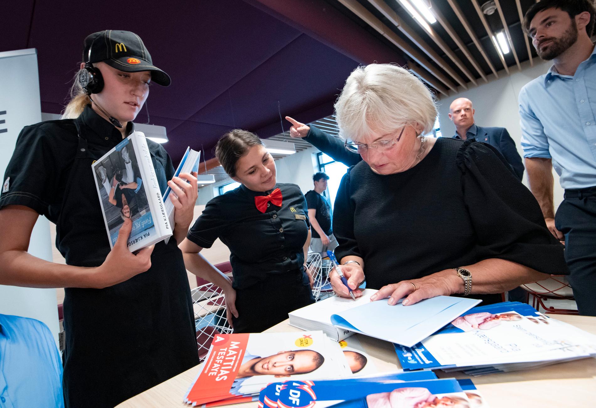 Dansk Folkepartis (DF) grundare Pia Kjærsgaard signerar sin biografi åt personal på McDonald's efter en valdebatt. Efter ett succéval 2015 ser DF ut att få halverat stöd i folketingsvalet den 5 juni.