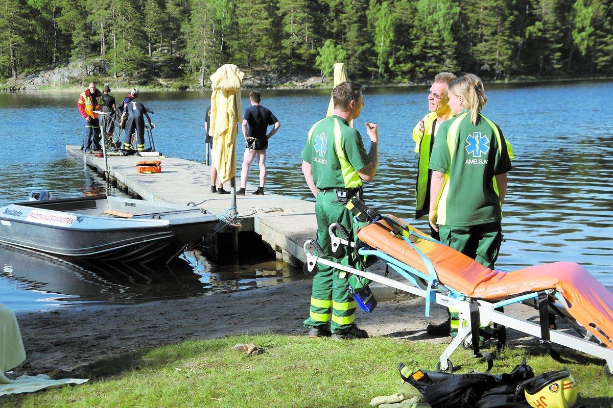 Tragedi Den 14-årige pojken dök i vattnet – men kom inte upp igen. Efter nästan två timmar hittades han död. Många blev vittnen till tragedin som utspelade sig vid sjön Gron utanför Finspång i går.