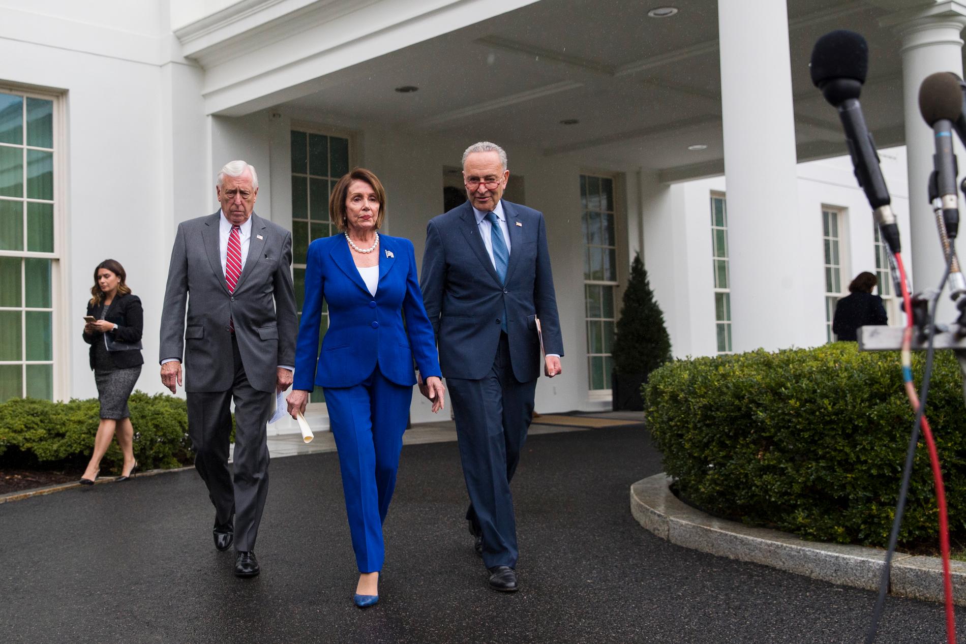 Demokraterna Steny Hoyer, Nancy Pelosi och Chuck Schumer vid en pressträff utanför Vita huset efter det famösa mötet.
