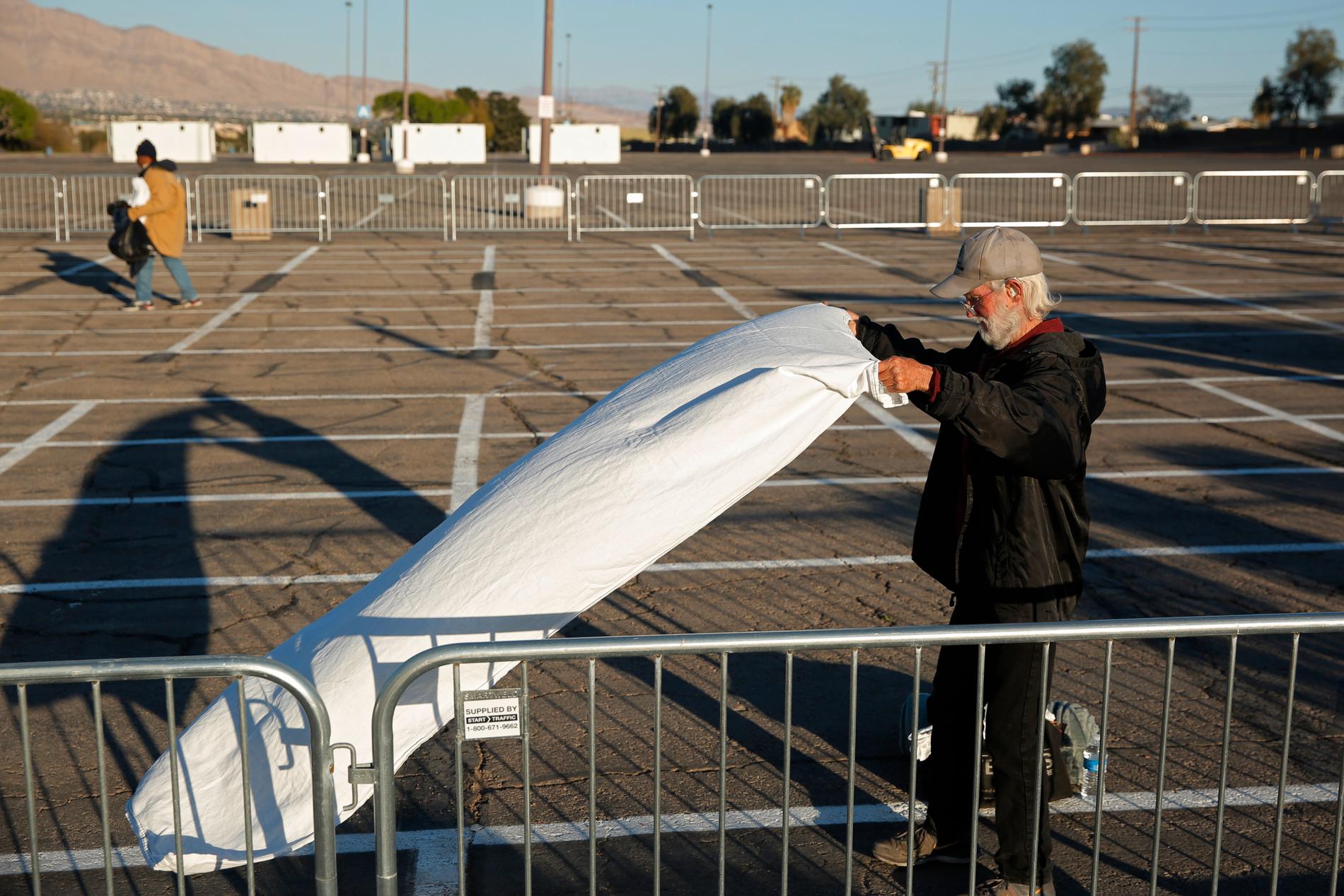 Hemlösa förbereder sig för att sova på de platser som de blivit tilldelade på en parkeringsplats i Las Vegas.