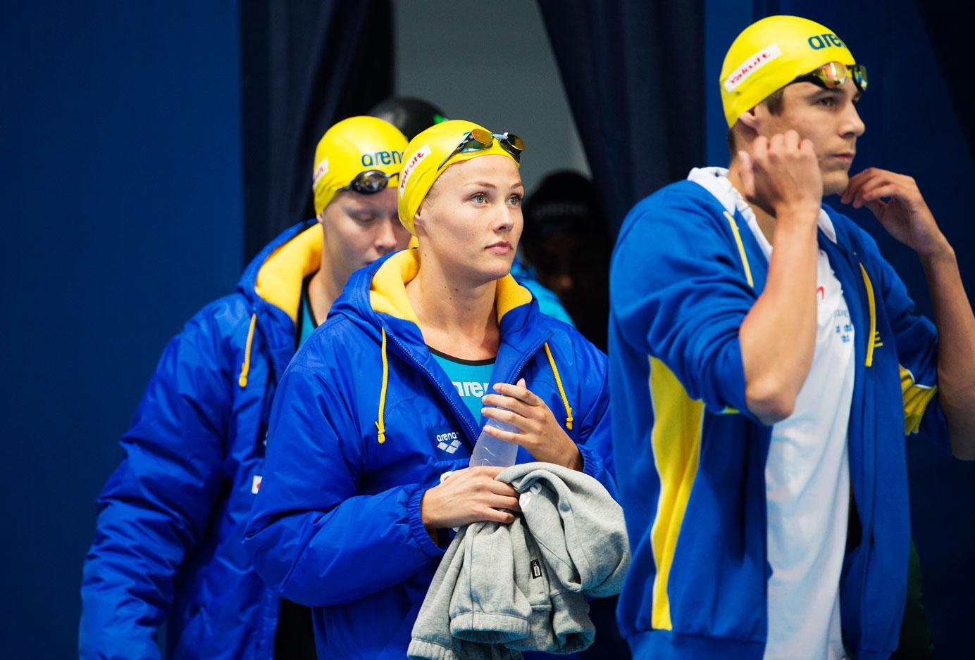 VM-finalklara Sveriges Louise Hansson, Michelle Coleman och Christoffer Carlsen gör entré till kvalet på lagkappen mixad 4x100 meter frisim.