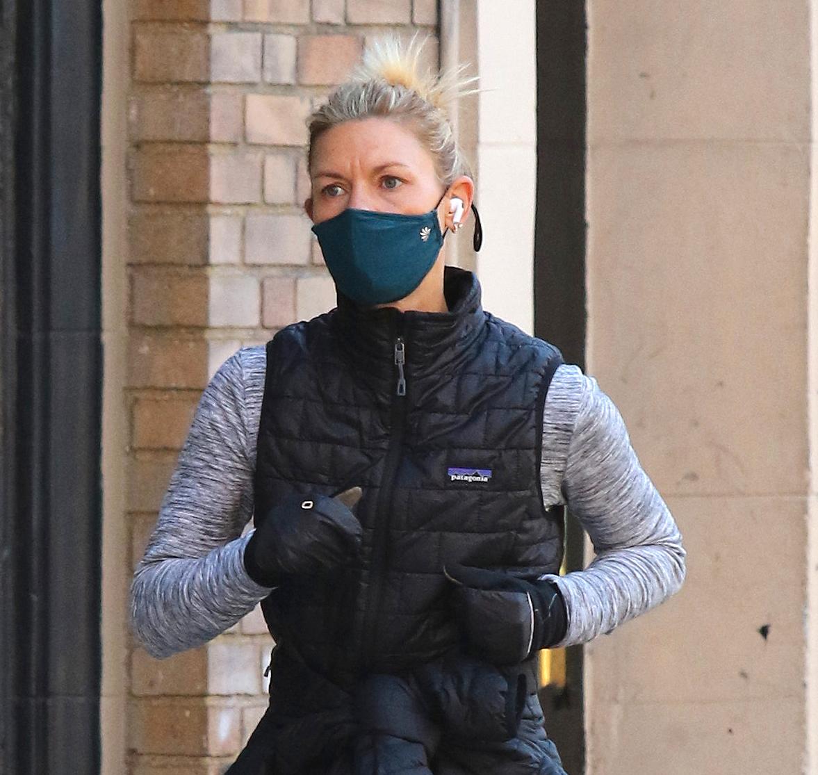 Skådespelerskan Clare Danes med munskydd på en joggingtur i New York förra vintern.