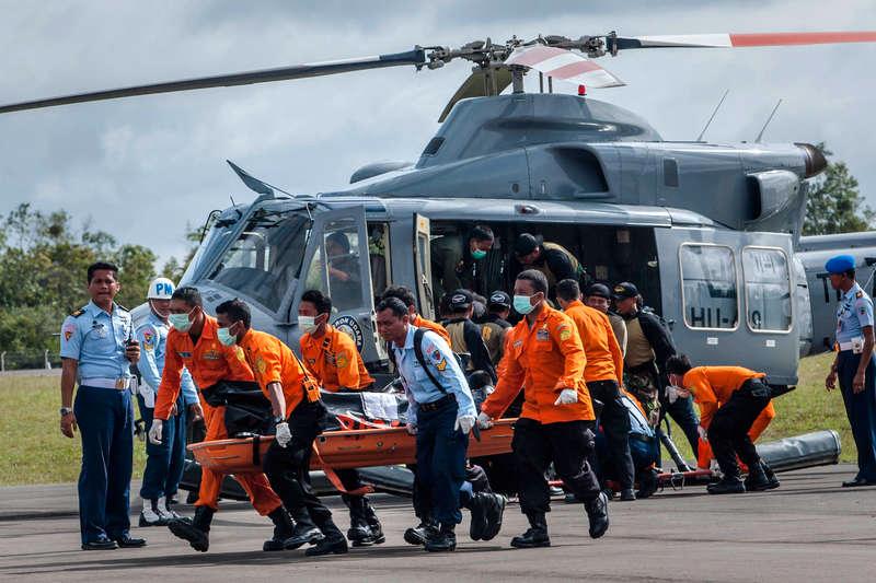 Kroppar bärgas efter olyckan då QZ8501 störtade i havet.