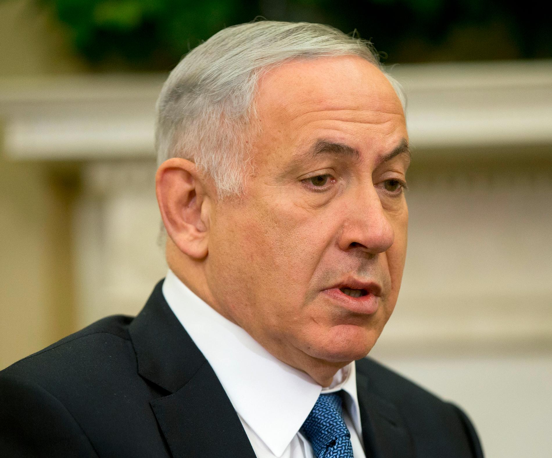 Fördömer  Israels premiärminister Benjamin Netanyahu.