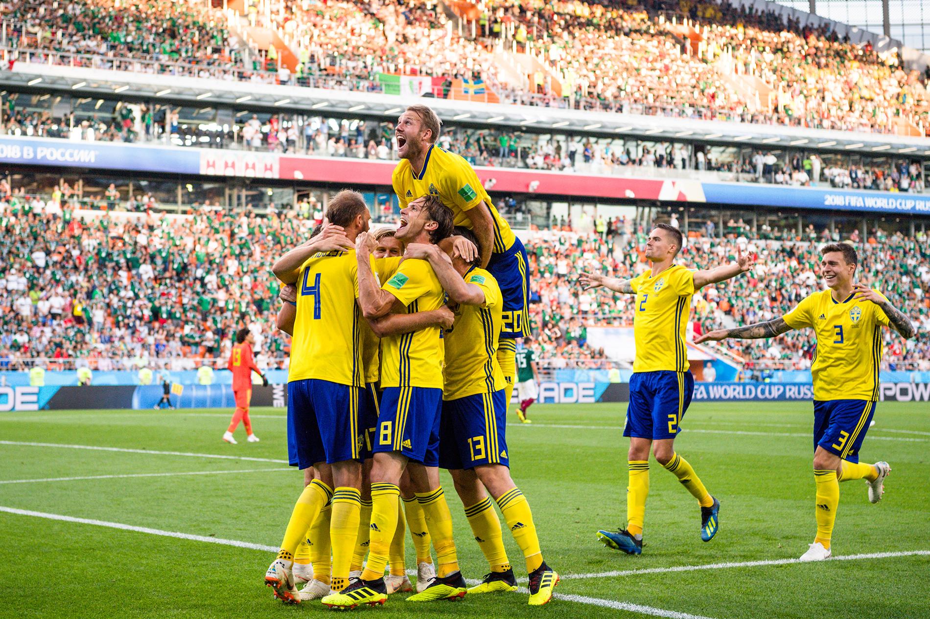 Svenskt segerjubel efter segern mot Mexiko i sista gruppspelsmatchen.
