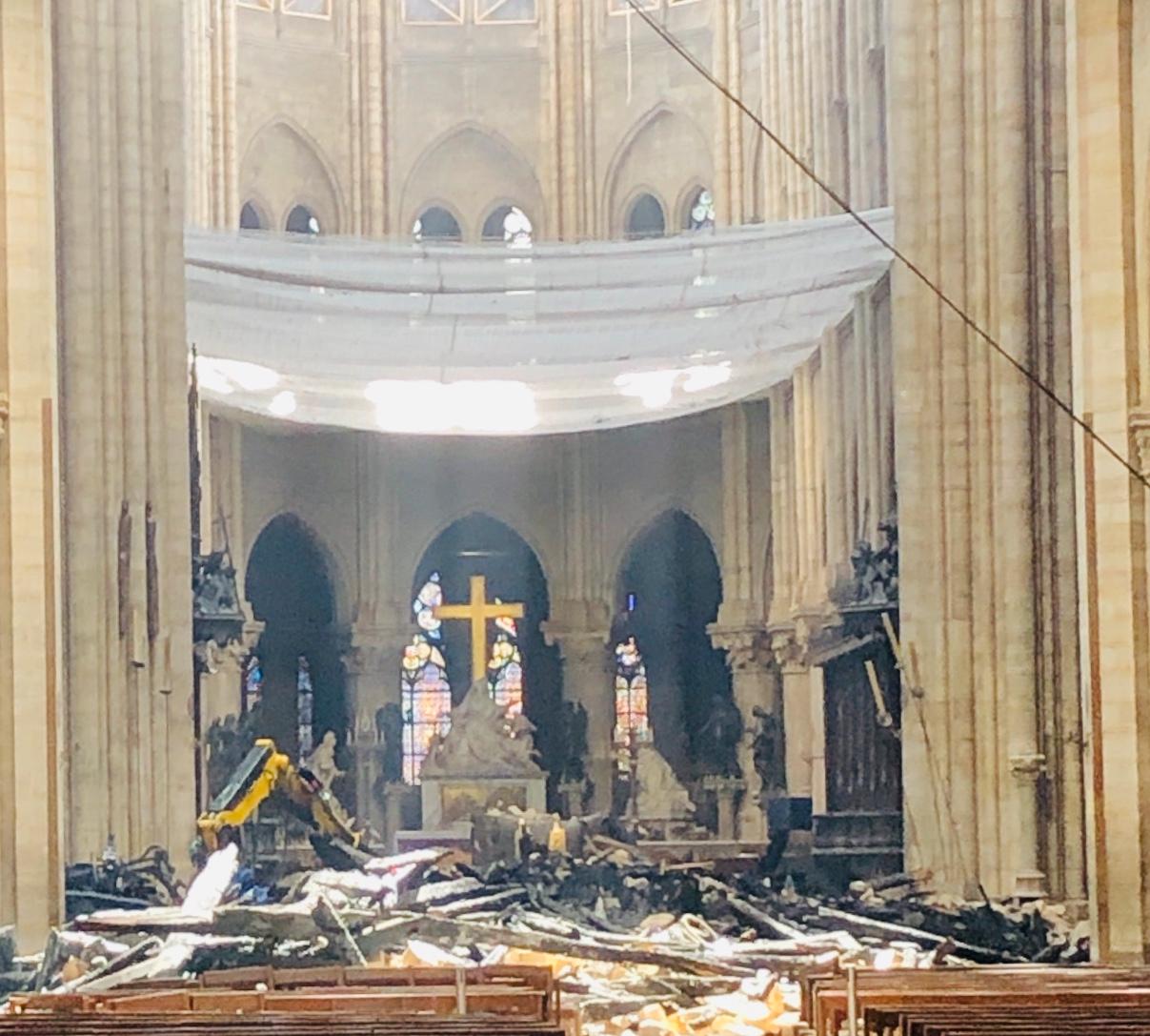 I april brann den världskända katedralen. 