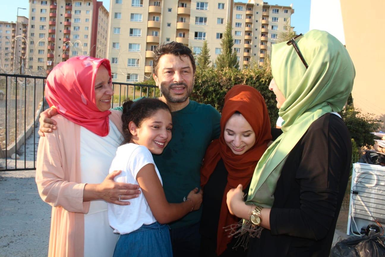 Taner Kilic med sin familj efter frisläppandet från fängelset i Izmir.