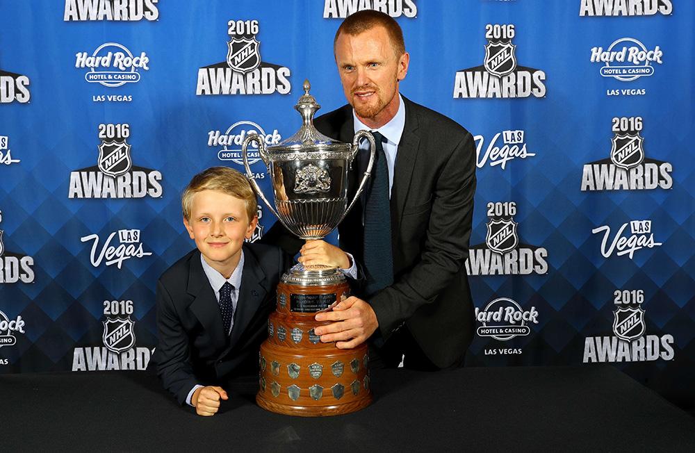 Henrik Sedin, här med sonen Valter, fick ledarskapspriset King Clancy Memorial Trophy.