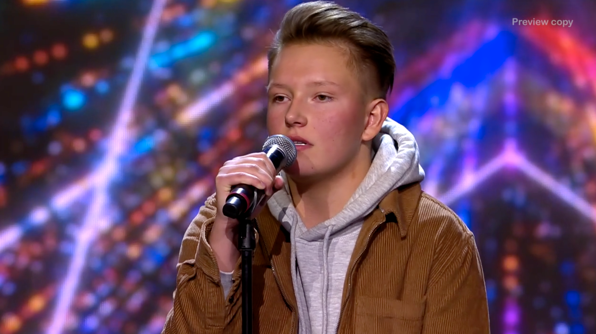Elwin Heikkinen, 15, framför Coldplays låt ”Fix You”. 