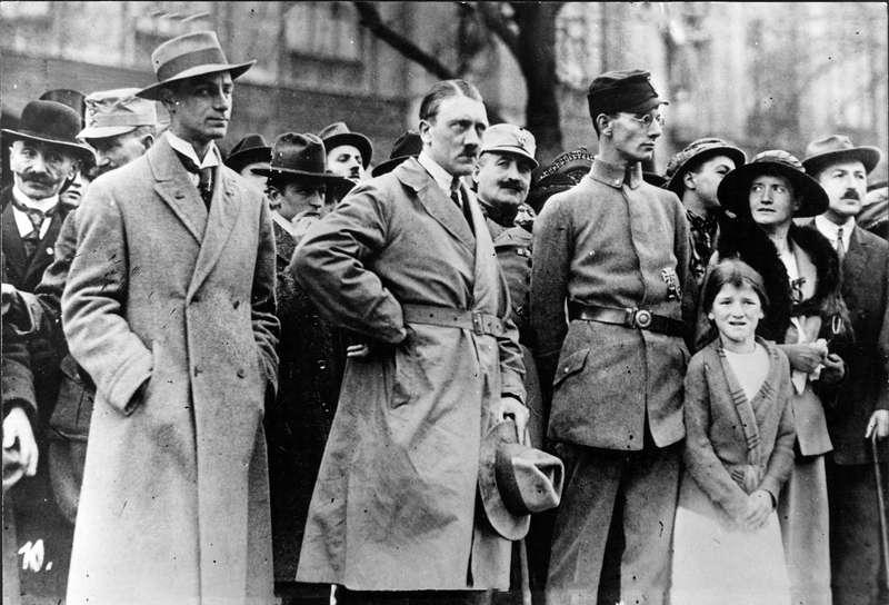 Under ledning av nazisternas chefsideolog Alfred Rosenberg, till vänster, plundrades och splittrades boksamlingar, först i Tyskland och senare i de ockuperade länderna.