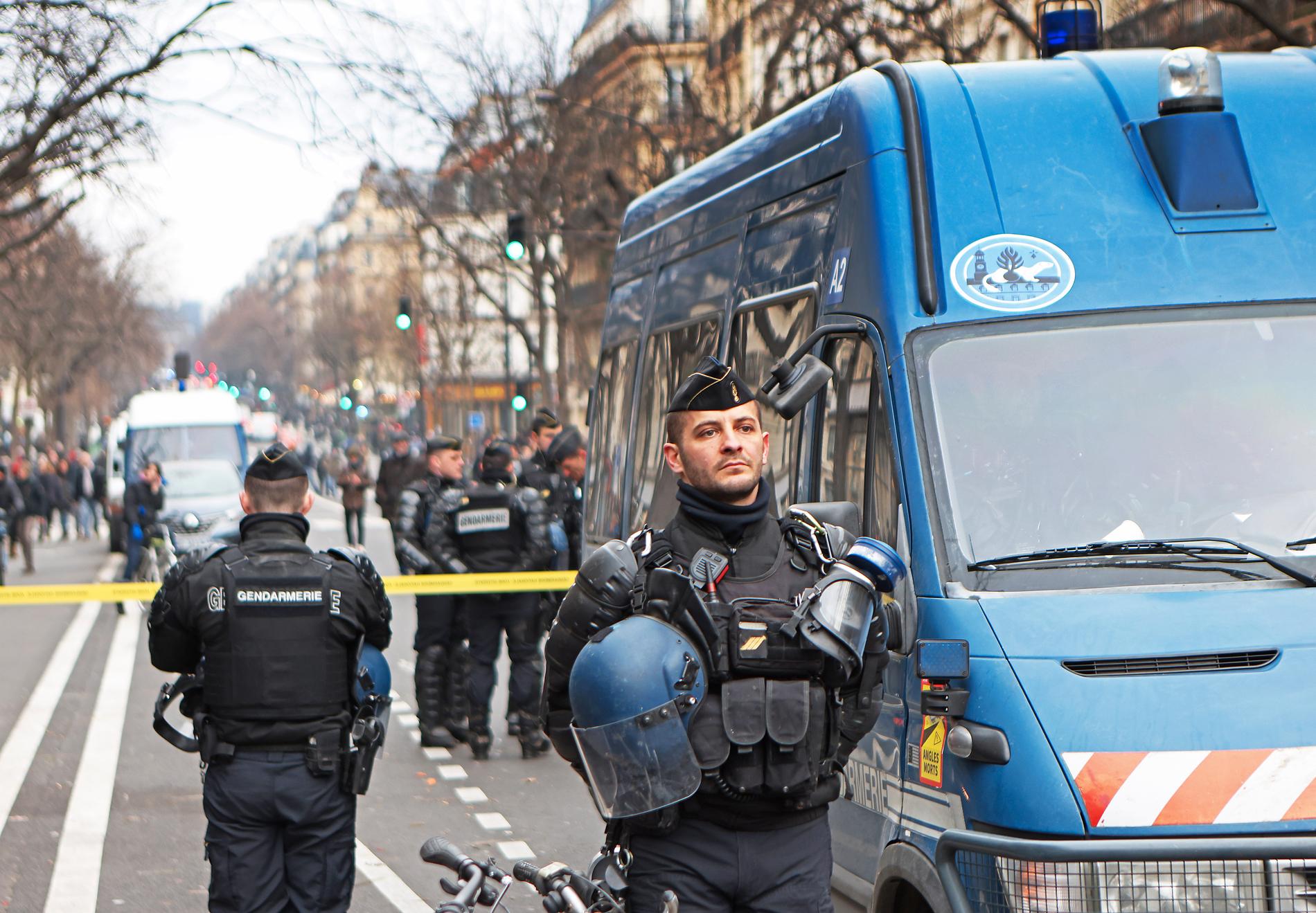 10 000 poliser bevakar demonstrationerna i Frankrike. 
