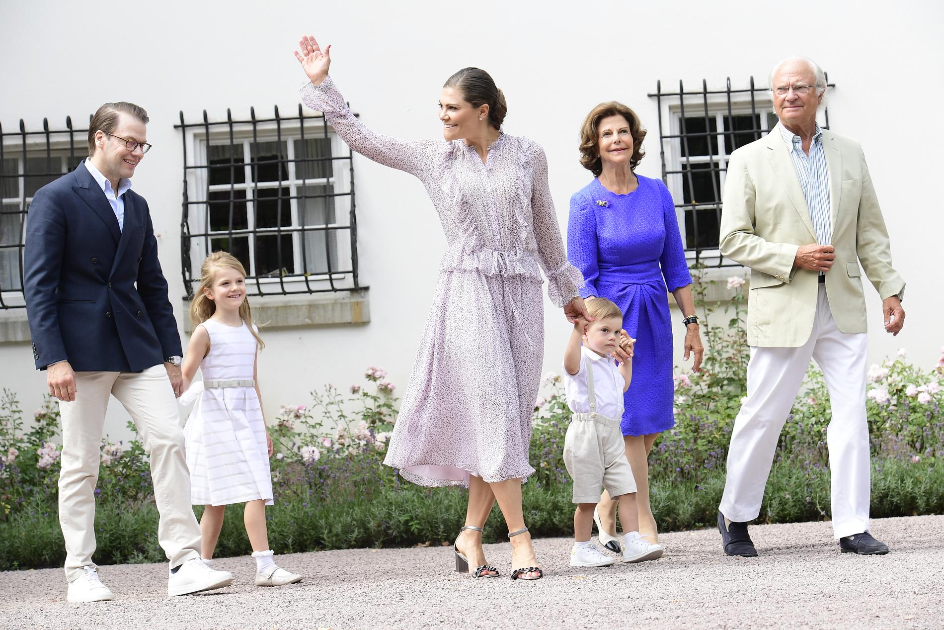 Prins Daniel, prinsessan Estelle, kronprinsessan Victoria, prins Oscar, drottning Silvia och kung Carl Gustaf under firandet av kronprinsessan Victorias födelsedag utanför Sollidens slott på Öland.