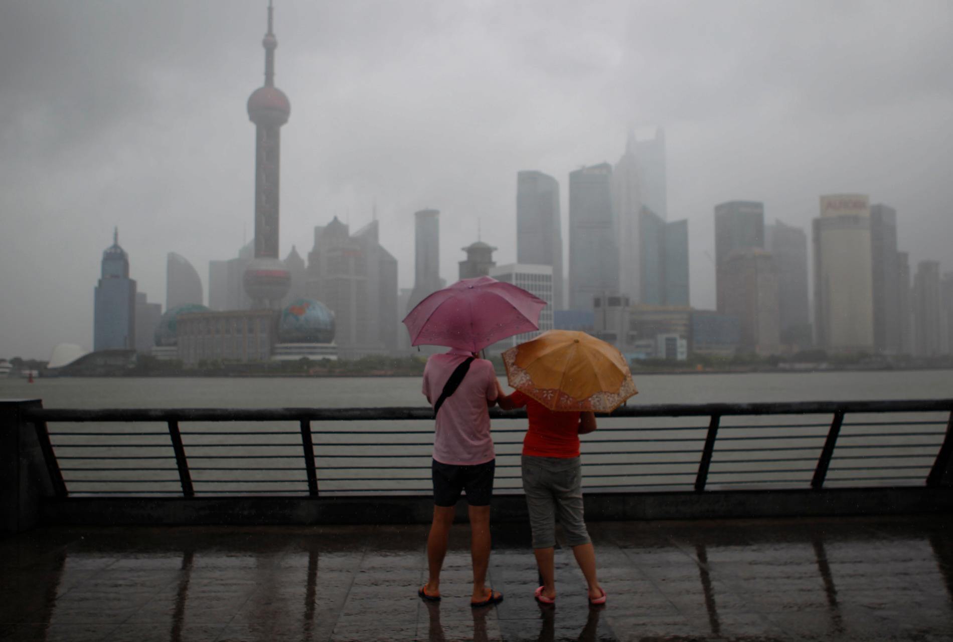 Två turister inväntar tyfonens ankomst till Shanghai. 