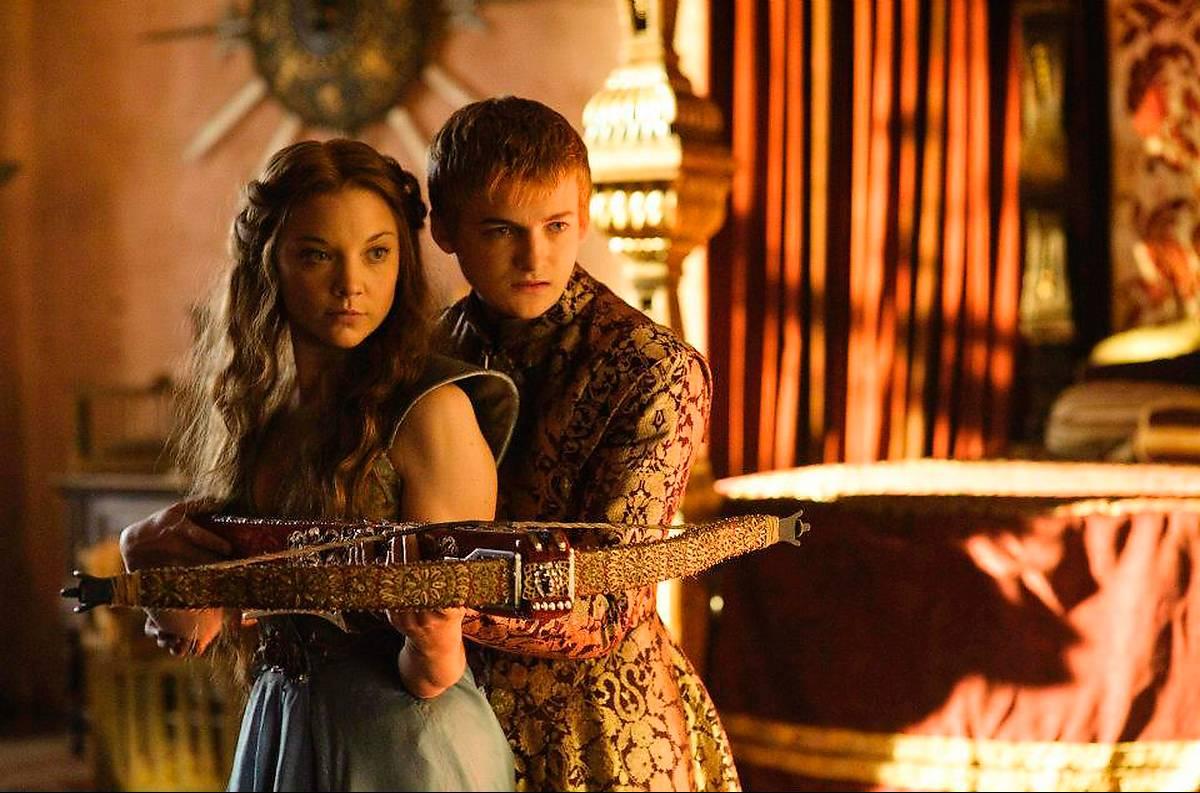 Sammanbitna. Natalie ”Margaery” Dormer och Jack ”Joffrey” Gleeson övar skytte.