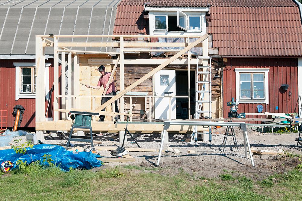Om du vill bygga ut eller bygga om huset i sommar är det hög tid att söka bygglov nu.