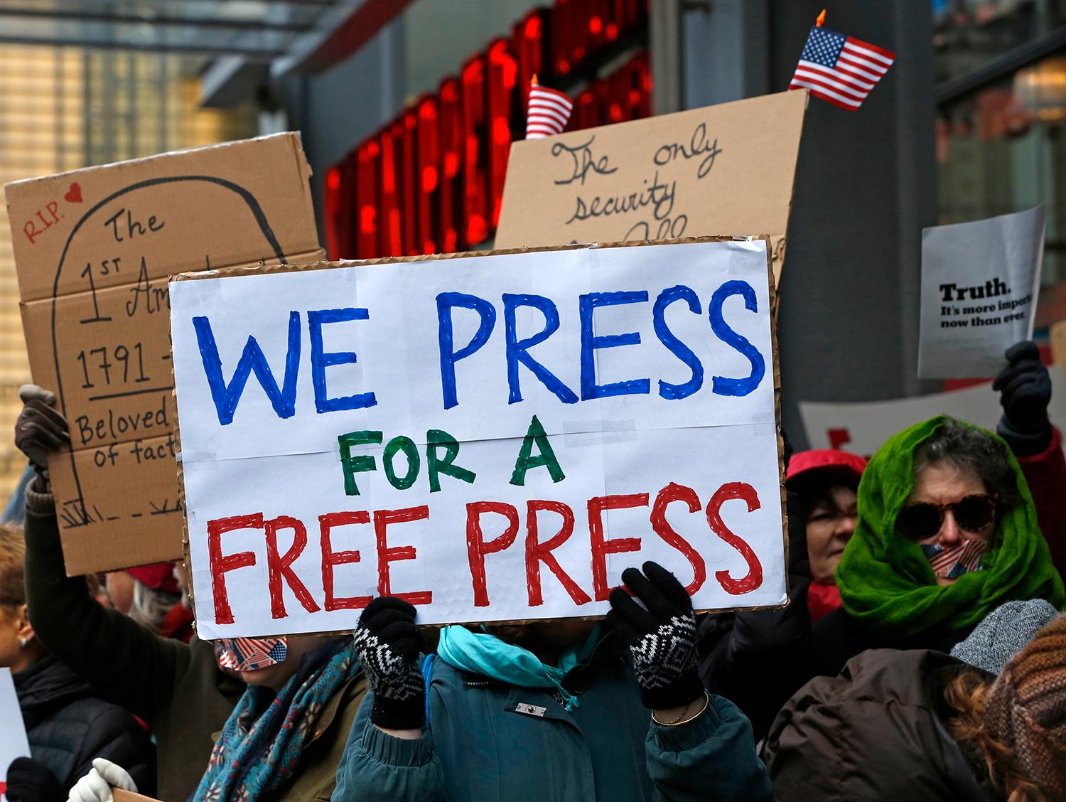 Stödprotester utanför New York Times redaktion.