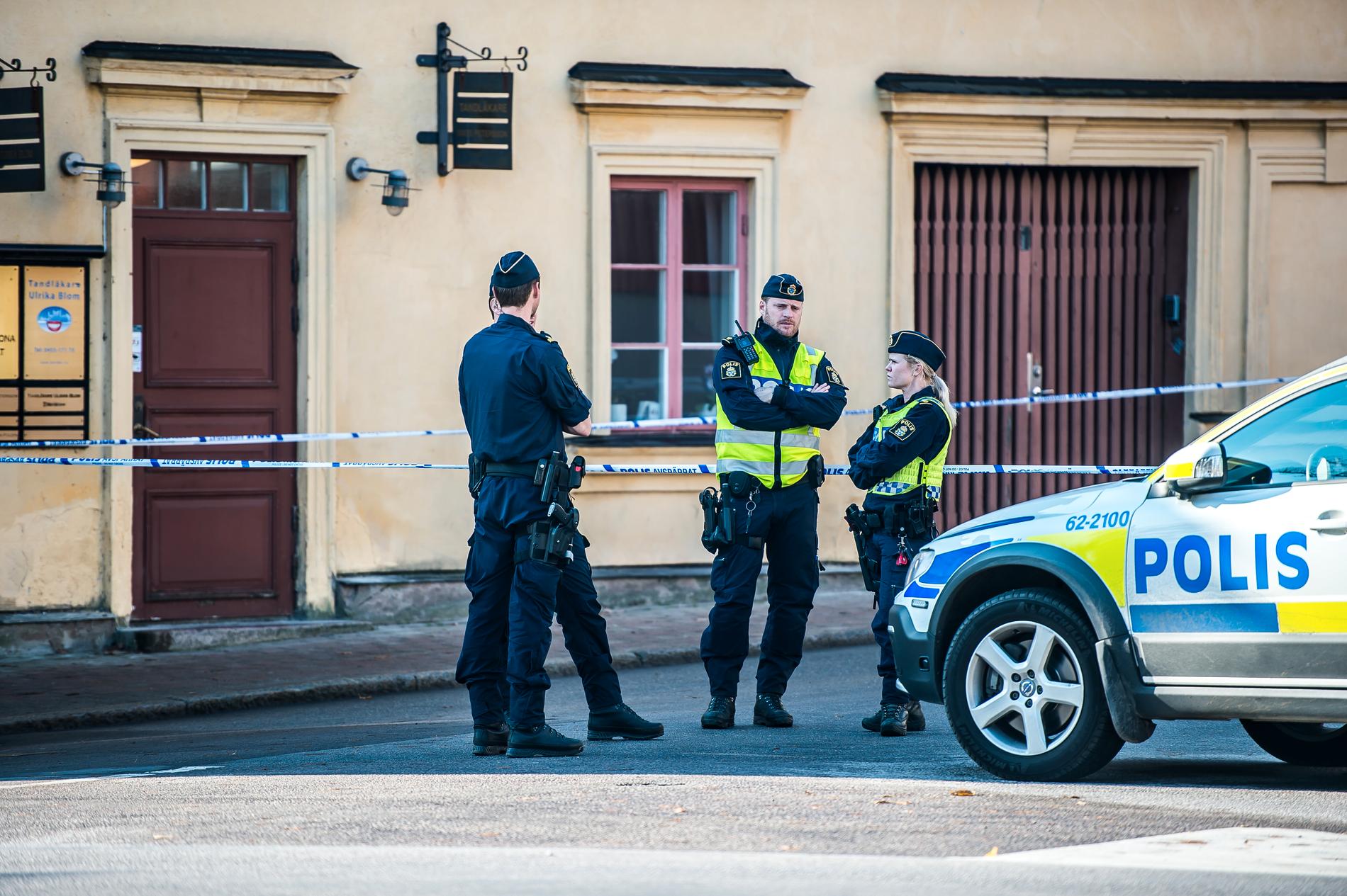 Ett misstänkt farligt föremål hittades tio meter från Karlskronas polishus, men det visade sig vara ett tält.