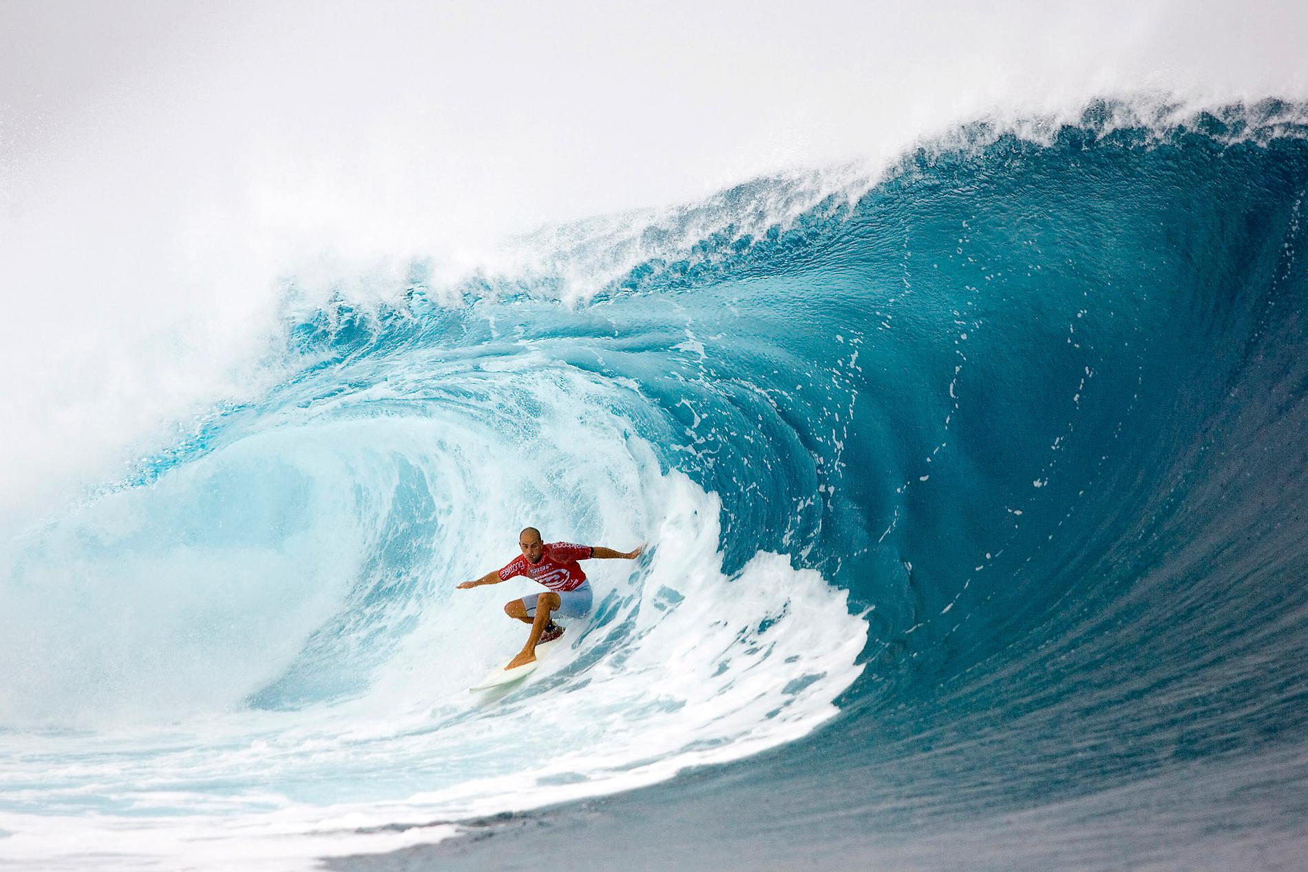 Här, i vattnet utanför staden Teahupoo, ska surfingen avgöras under OS 2024. Tävlingarna kommer därmed hållas 15 000 kilometer från värdstaden Paris. På bilden syns den amerikanska surfingstjärnan Kelly Slater under en tävling 2005. Arkivbild.