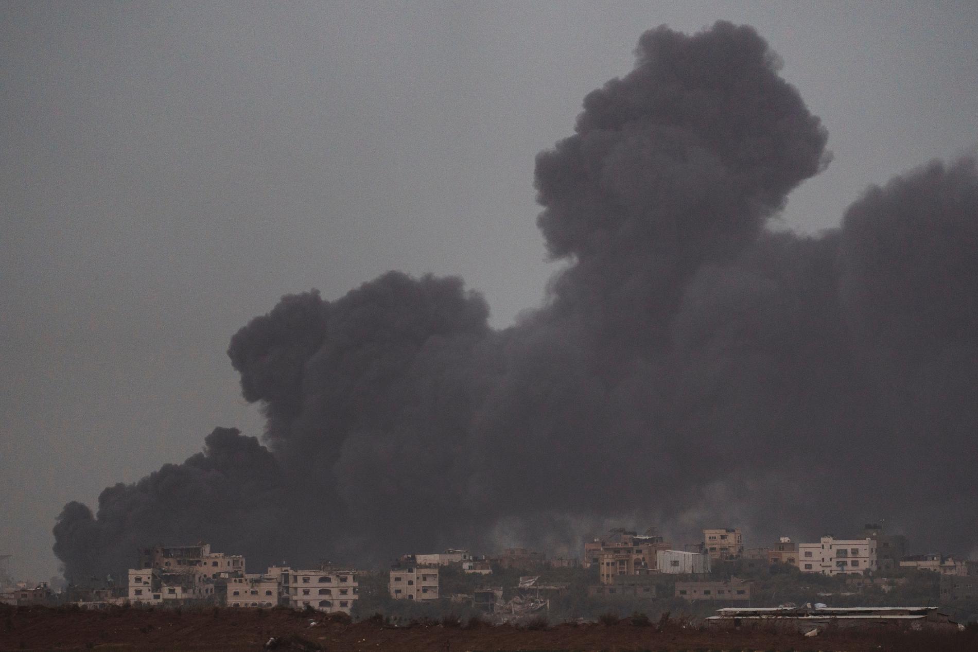 Rök stiger från Gazaremsan efter en explosion dagen före julafton. 