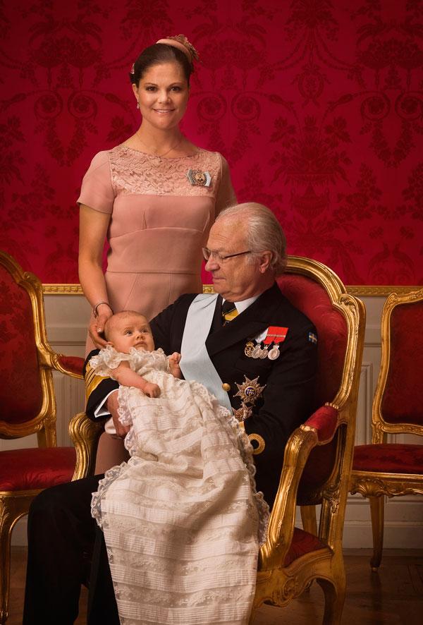 Mamma Victoria, morfar Carl XVI Gustaf och prinsessan Estelle.